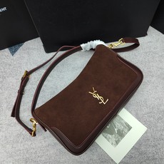 咖啡色麂皮🖤8818Camera Supple bag_饭盒包这款手袋是一款宽敞的肩包,带有牛皮革底座和 咖啡色麂皮🖤8818Camera Supple bag_饭盒包这款手袋是一款宽敞的肩包,带有牛皮革底座和