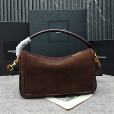 咖啡色麂皮🖤8818Camera Supple bag_饭盒包这款手袋是一款宽敞的肩包,带有牛皮革底座和 咖啡色麂皮🖤8818Camera Supple bag_饭盒包这款手袋是一款宽敞的肩包,带有牛皮革底座和