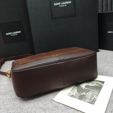 咖啡色麂皮🖤8818Camera Supple bag_饭盒包这款手袋是一款宽敞的肩包,带有牛皮革底座和 咖啡色麂皮🖤8818Camera Supple bag_饭盒包这款手袋是一款宽敞的肩包,带有牛皮革底座和