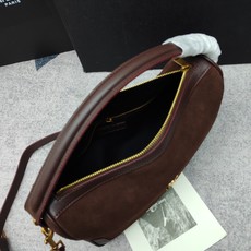 咖啡色麂皮🖤8818Camera Supple bag_饭盒包这款手袋是一款宽敞的肩包,带有牛皮革底座和 咖啡色麂皮🖤8818Camera Supple bag_饭盒包这款手袋是一款宽敞的肩包,带有牛皮革底座和