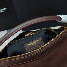 咖啡色麂皮🖤8818Camera Supple bag_饭盒包这款手袋是一款宽敞的肩包,带有牛皮革底座和 咖啡色麂皮🖤8818Camera Supple bag_饭盒包这款手袋是一款宽敞的肩包,带有牛皮革底座和