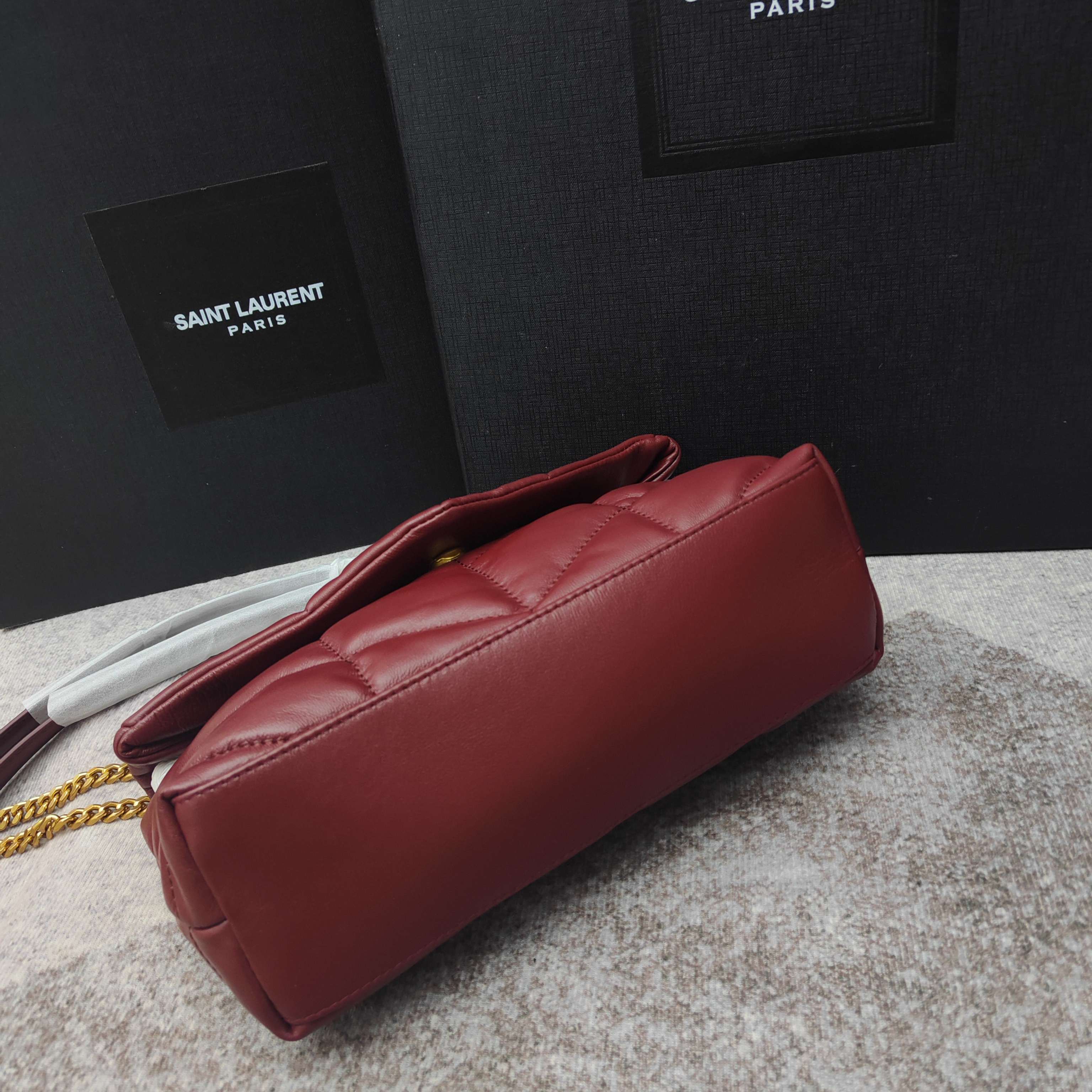 中号8822-升级版LOULOU PUFFER 绗缝小羊皮包，100%小羊皮制作，手感柔软细腻，犹如怀抱