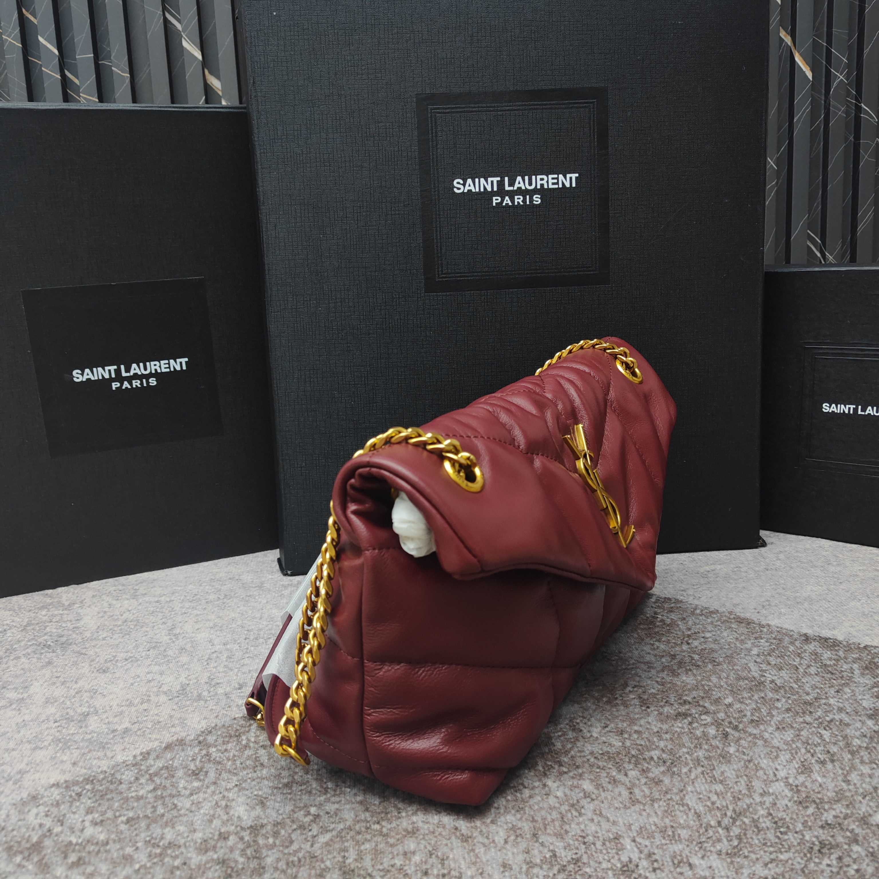 中号8822-升级版LOULOU PUFFER 绗缝小羊皮包，100%小羊皮制作，手感柔软细腻，犹如怀抱