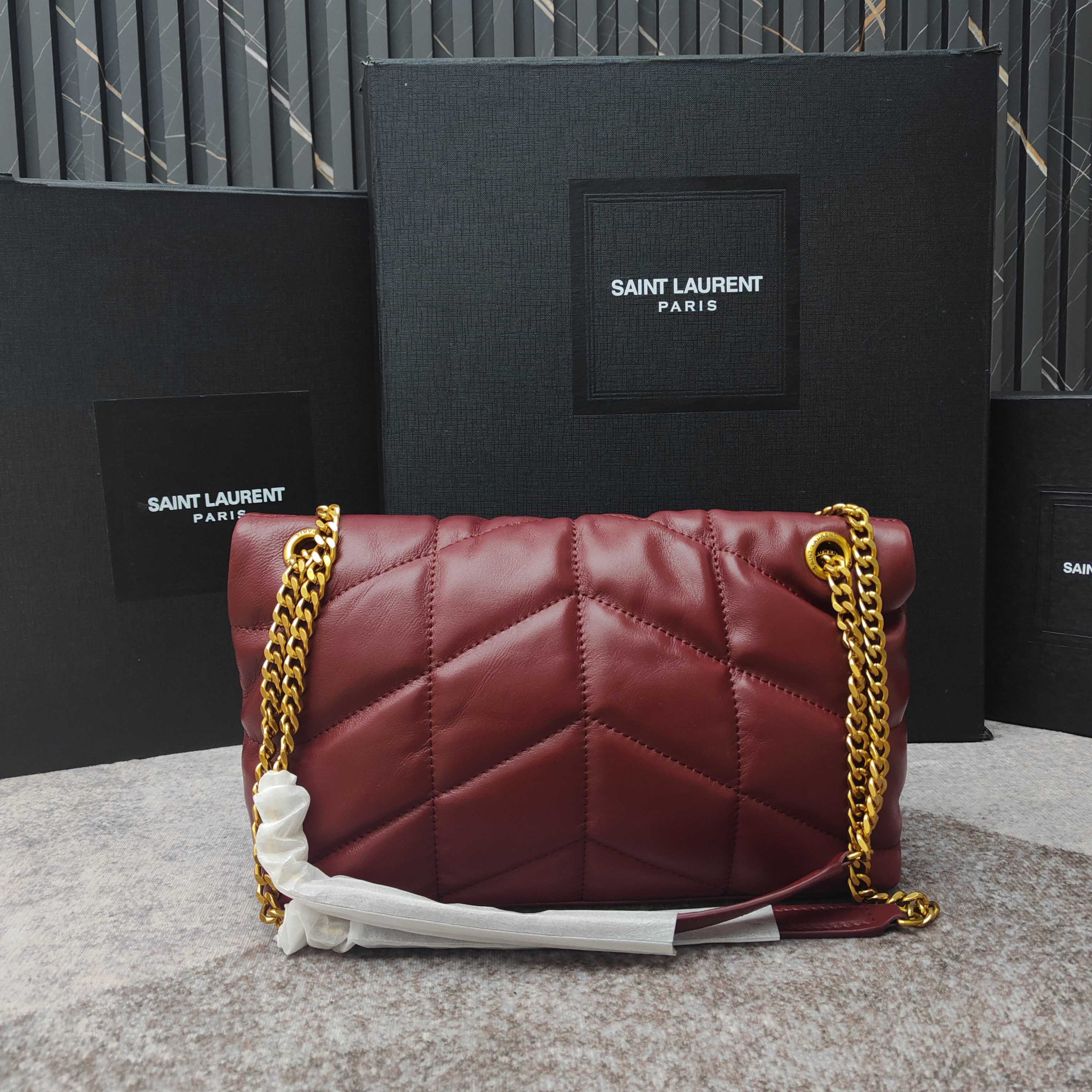 中号8822-升级版LOULOU PUFFER 绗缝小羊皮包，100%小羊皮制作，手感柔软细腻，犹如怀抱