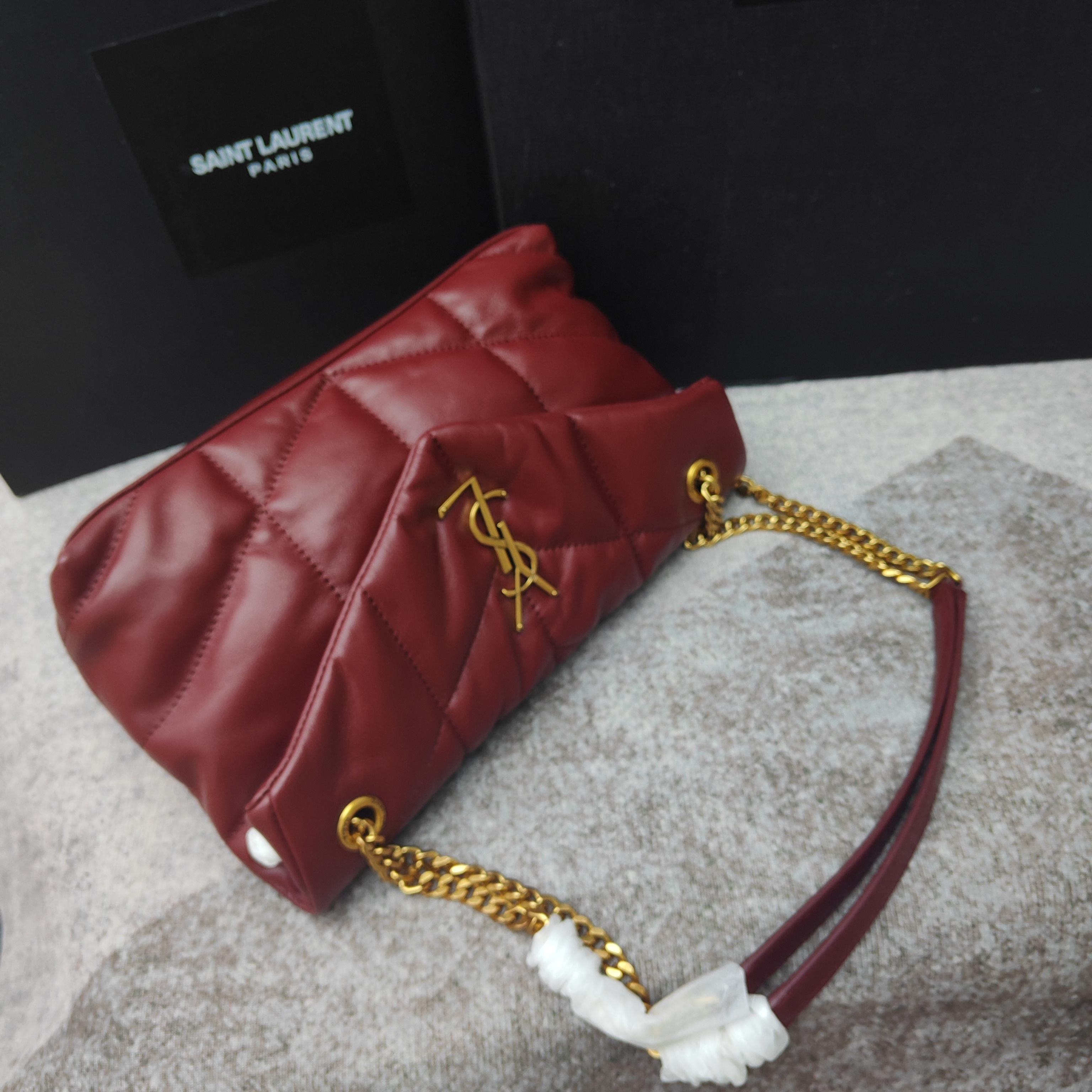中号8822-升级版LOULOU PUFFER 绗缝小羊皮包，100%小羊皮制作，手感柔软细腻，犹如怀抱