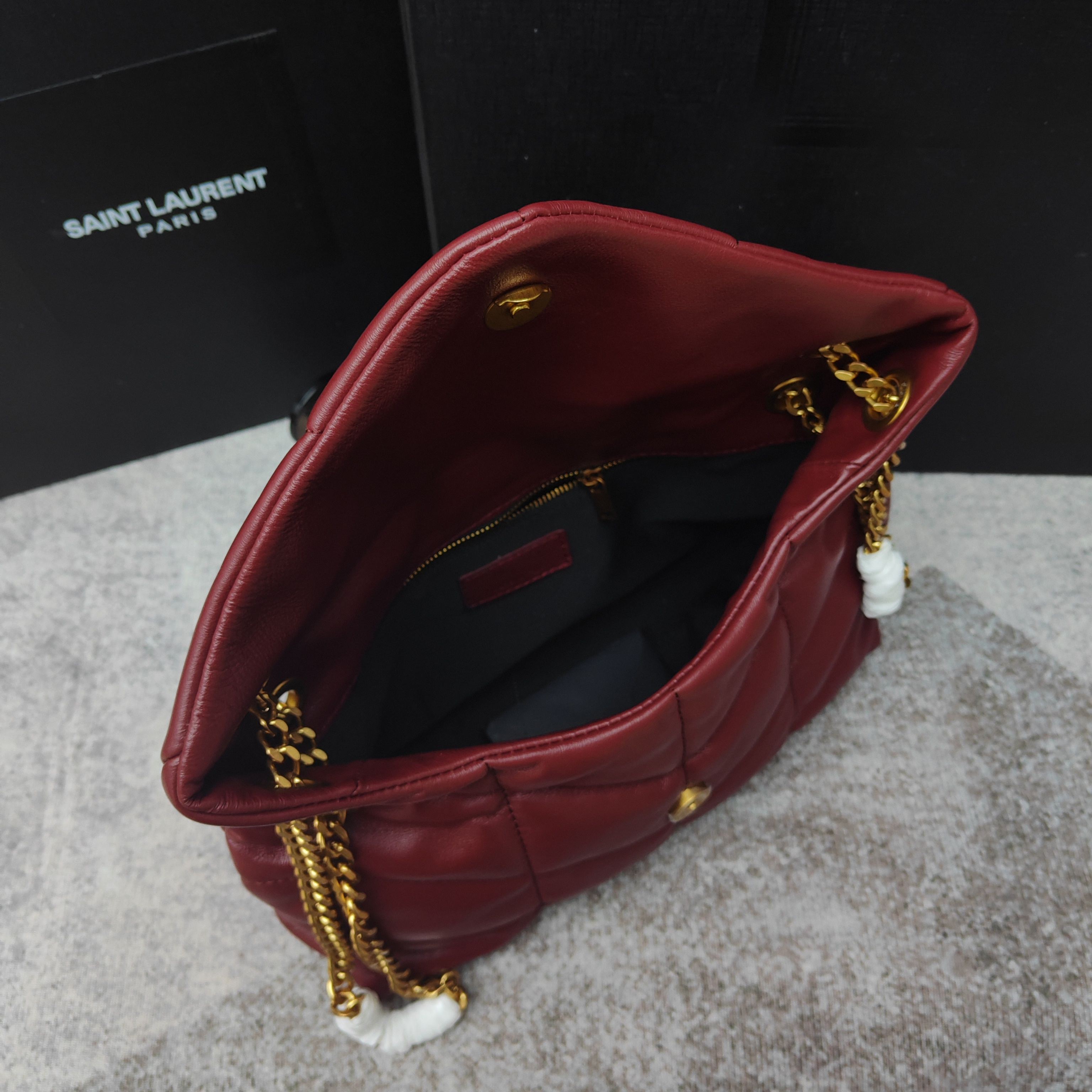 中号8822-升级版LOULOU PUFFER 绗缝小羊皮包，100%小羊皮制作，手感柔软细腻，犹如怀抱