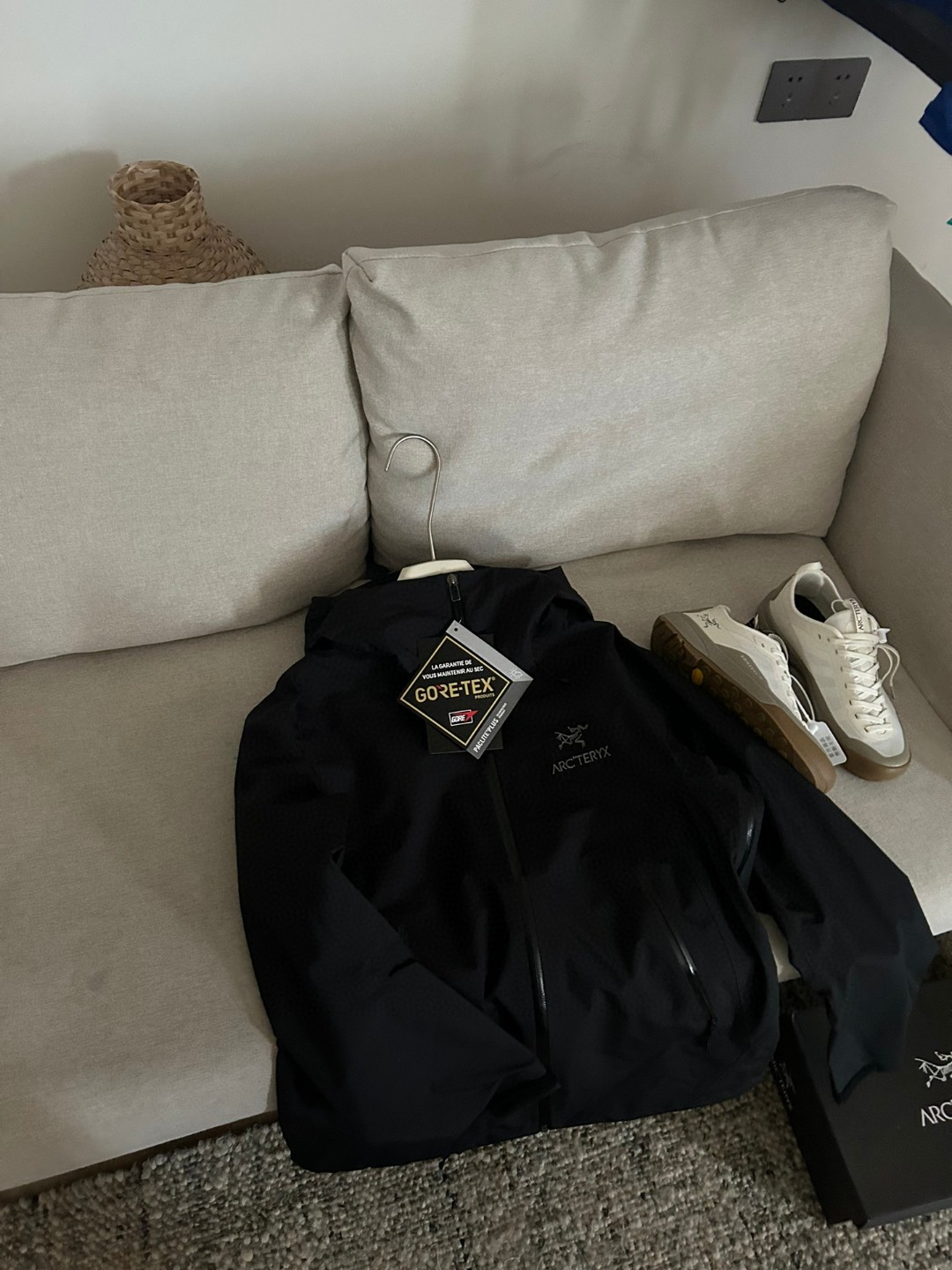 Arc'teryx Beta LT Gore-Tex Jacket: Lightweight, Waterproof, and Breathable 2 a1740888864956 0020