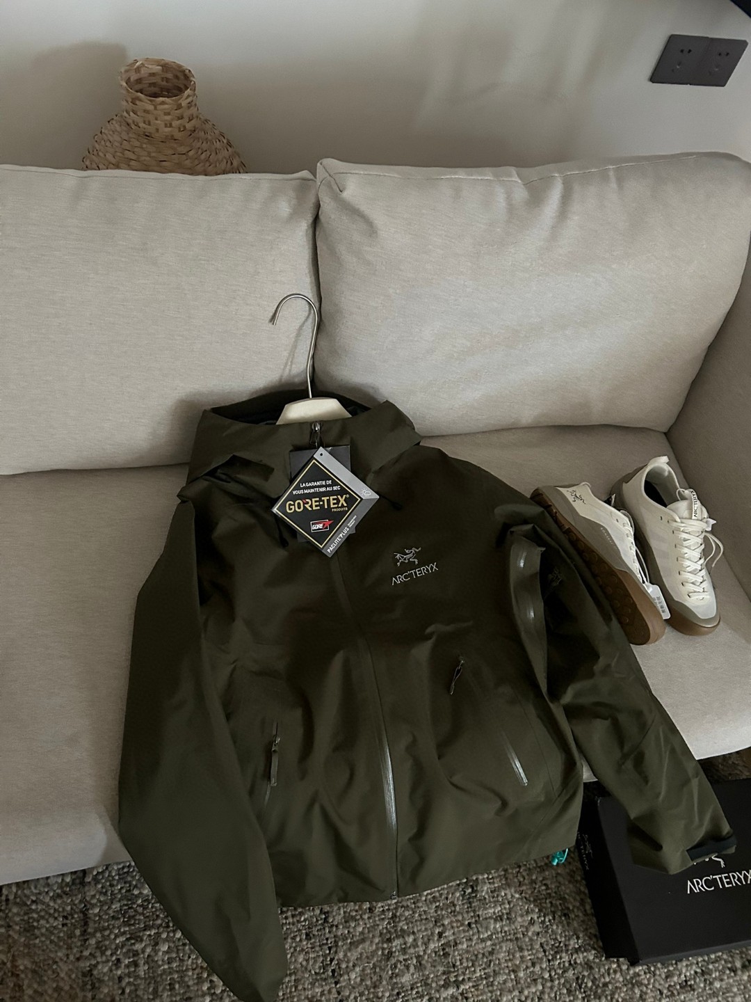 Arc'teryx Beta LT Gore-Tex Jacket - Lightweight & Weatherproof for Outdoors 2 a1740889252953 7571