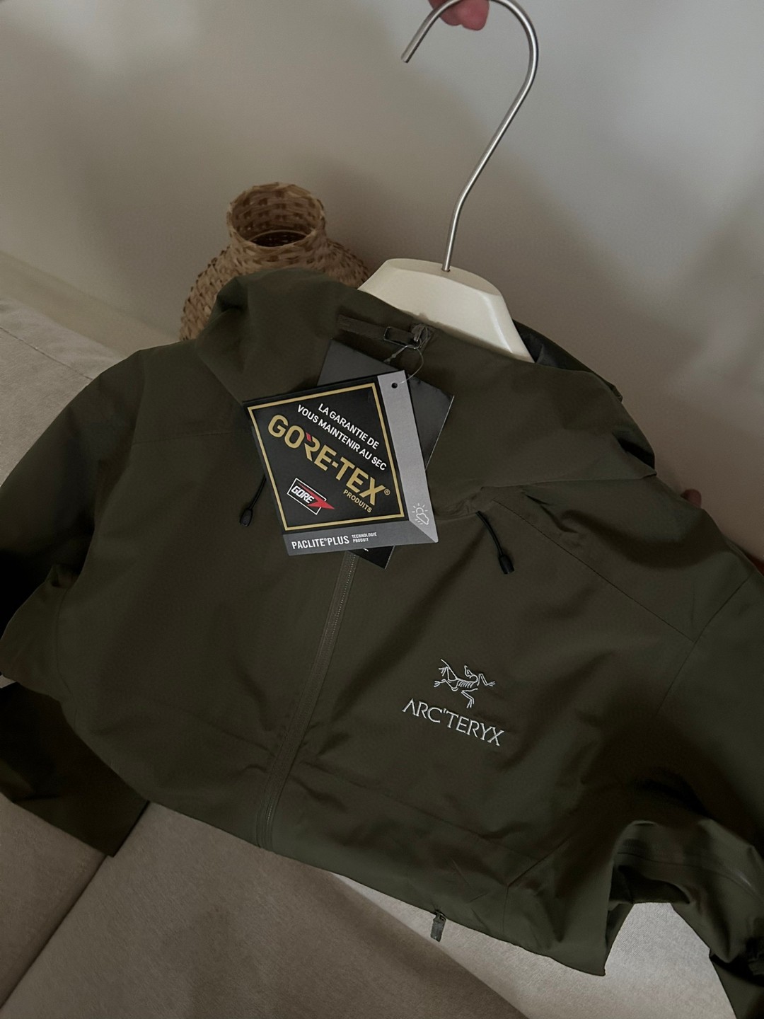 Arc'teryx Beta LT Gore-Tex Jacket - Lightweight & Weatherproof for Outdoors 7 a1740889254175 2600