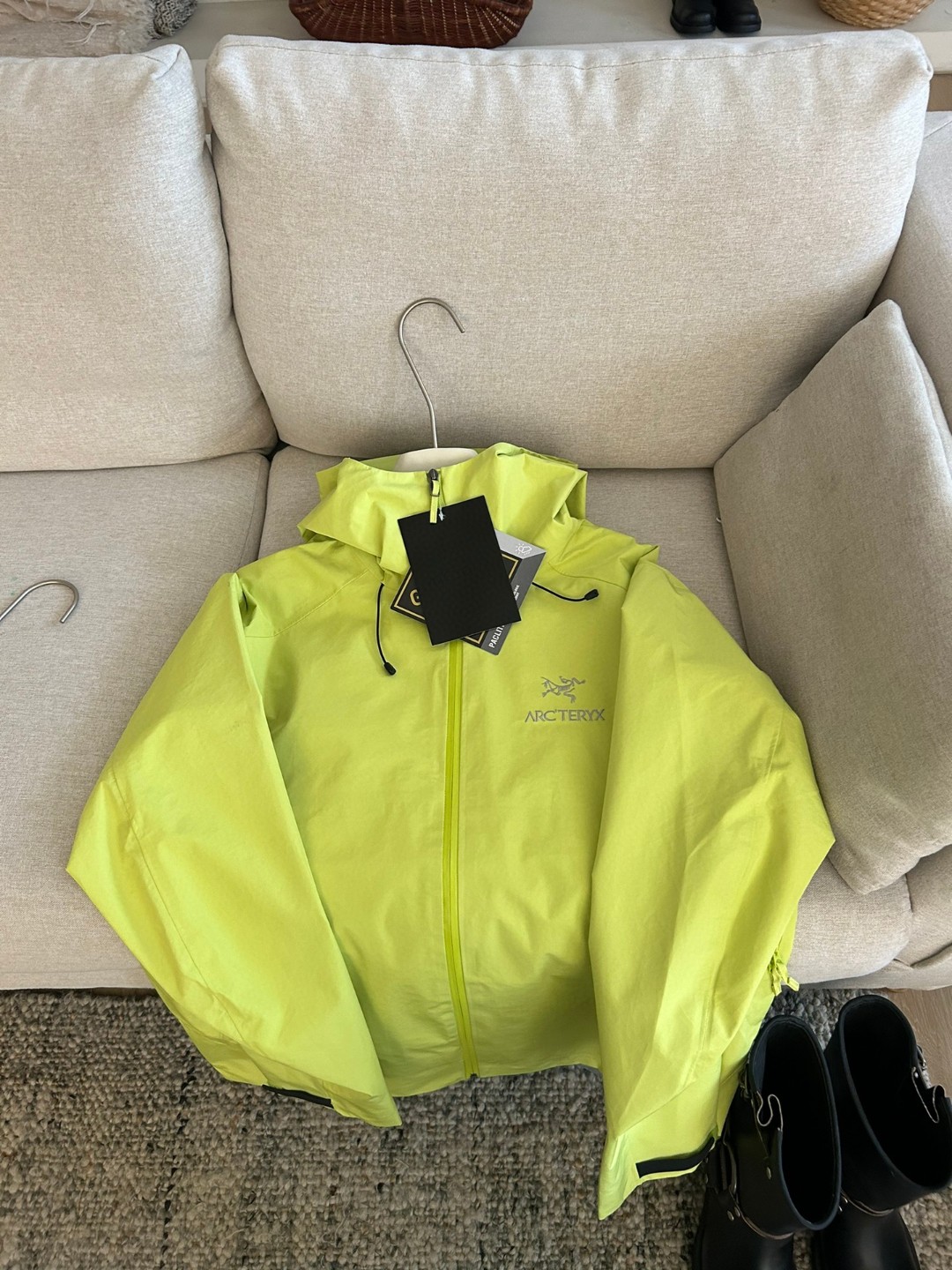 Arc'teryx Beta LT Gore-Tex Jacket - Lightweight & Weatherproof - Lime 2 a1740889322913 0885