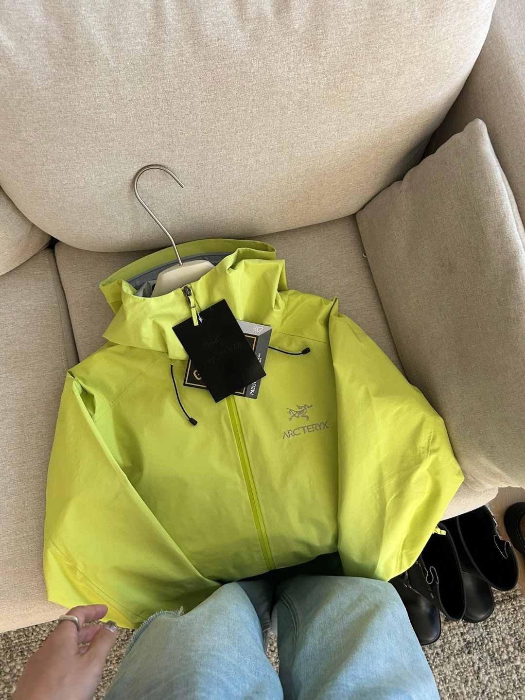 Arc'teryx Beta LT Gore-Tex Jacket - Lightweight & Weatherproof - Lime 3 a1740889322918 8408