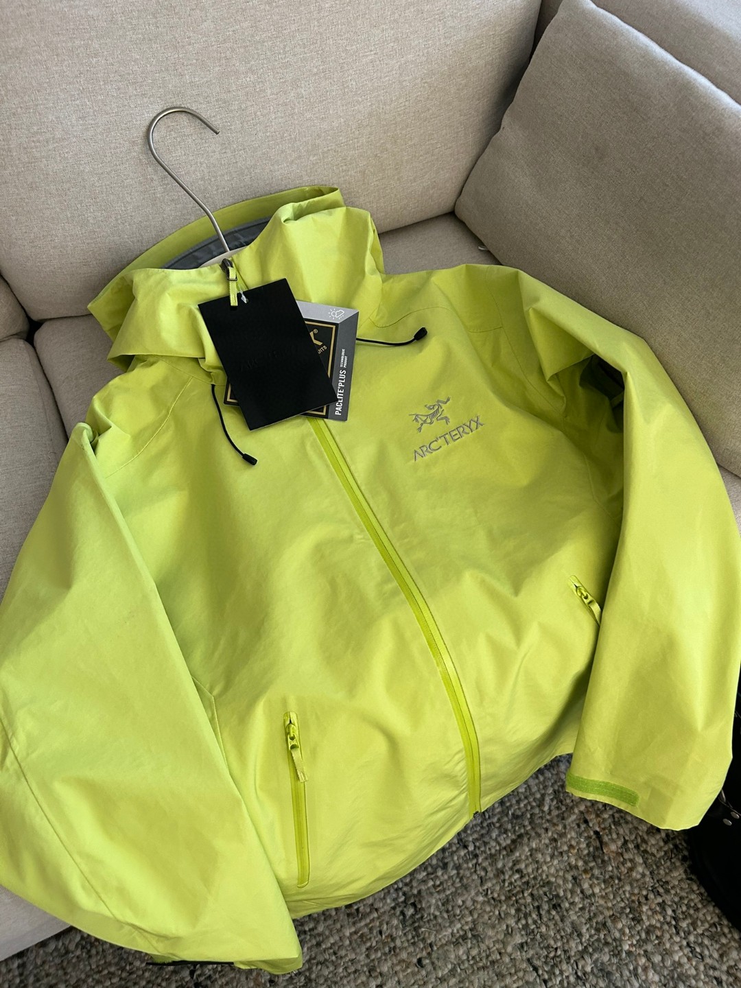Arc'teryx Beta LT Gore-Tex Jacket - Lightweight & Weatherproof - Lime 6 a1740889322930 3140