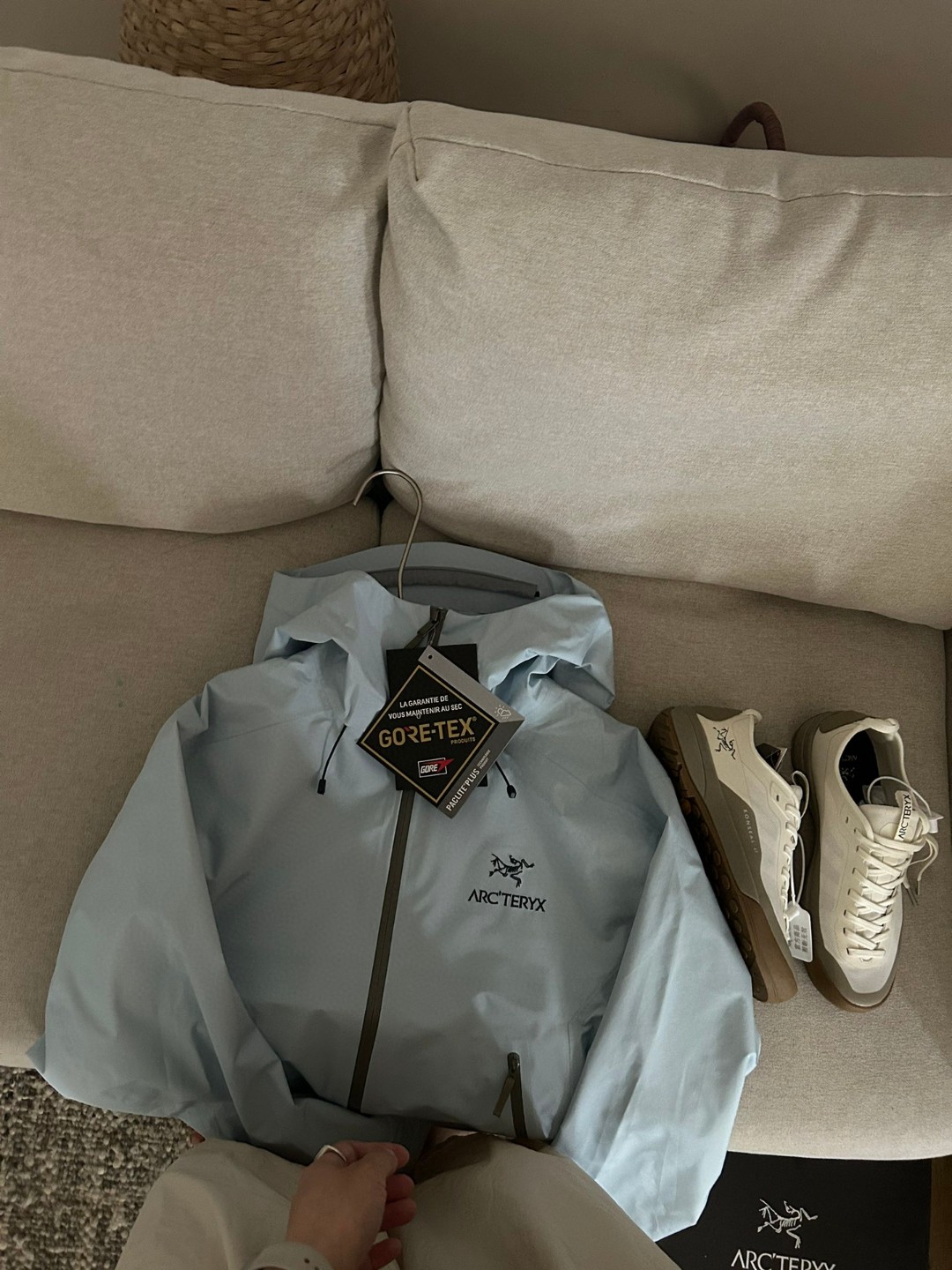 Arc'teryx BETA LT Gore-Tex Jacket: Lightweight, Waterproof, and Breathable 3 a1740889438726 2211