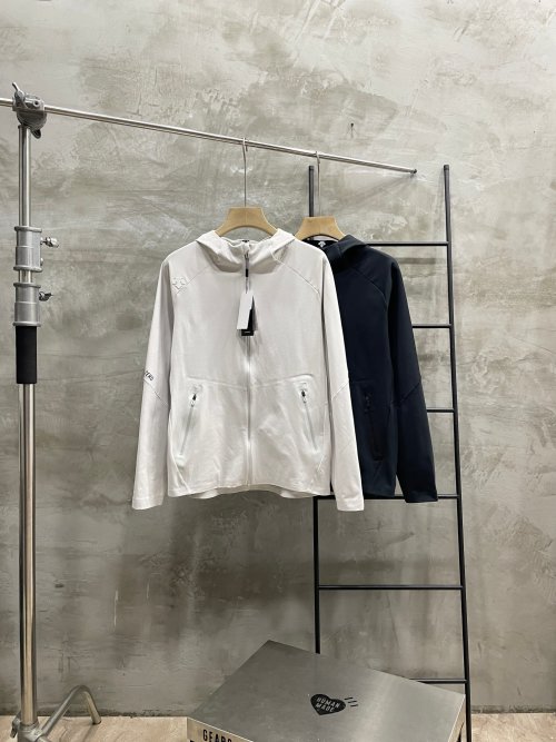 Descente Dualis Lightweight High Elastic Urban Commute Long Sleeve Knit Shirt 1 Descente Dualis Lightweight High Elastic Urban Commute Long Sleeve Knit Shirt