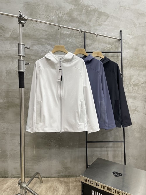 Descente Training Windproof Fleece Lined Woven Jacket 1 Descente Training Windproof Fleece Lined Woven Jacket