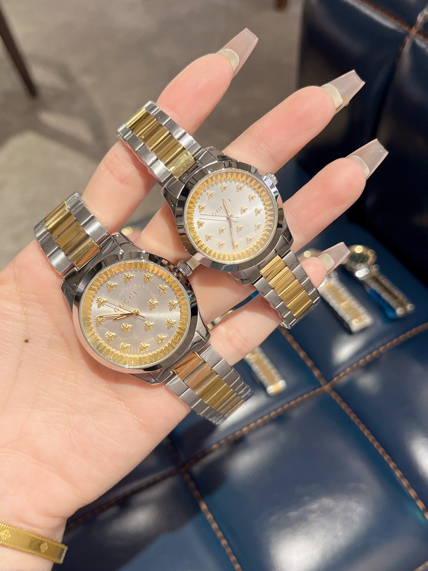 NO:392037,Large 38mm small 30mm [color] real shot, the latest Gucci Christmas limited edition This super beautiful bee face watch uses a blue lapis lazuli dial, sapphire scratch-resistant glass, and is paired with the brand's iconic cucci bee shape scale to create an outstanding G-Timeless watch-shaped blue lizard leather strap, showing elegant taste, size 38nm. 6 colors to choose from.,, gucci19860909大号38mm小号30mm[色]实拍 最新款古驰圣诞限量版 这款超美蜜蜂面腕表采用蓝色青金石表盘,蓝宝石防刮玻璃,搭配品牌标志性的cucci蜜蜂形状刻度,打造出众的G-Timeless腕表造型的蓝色蜥蜴皮表带,彰显高雅品味,尺寸38nm.6个颜色可选择.,,gucci,Watch