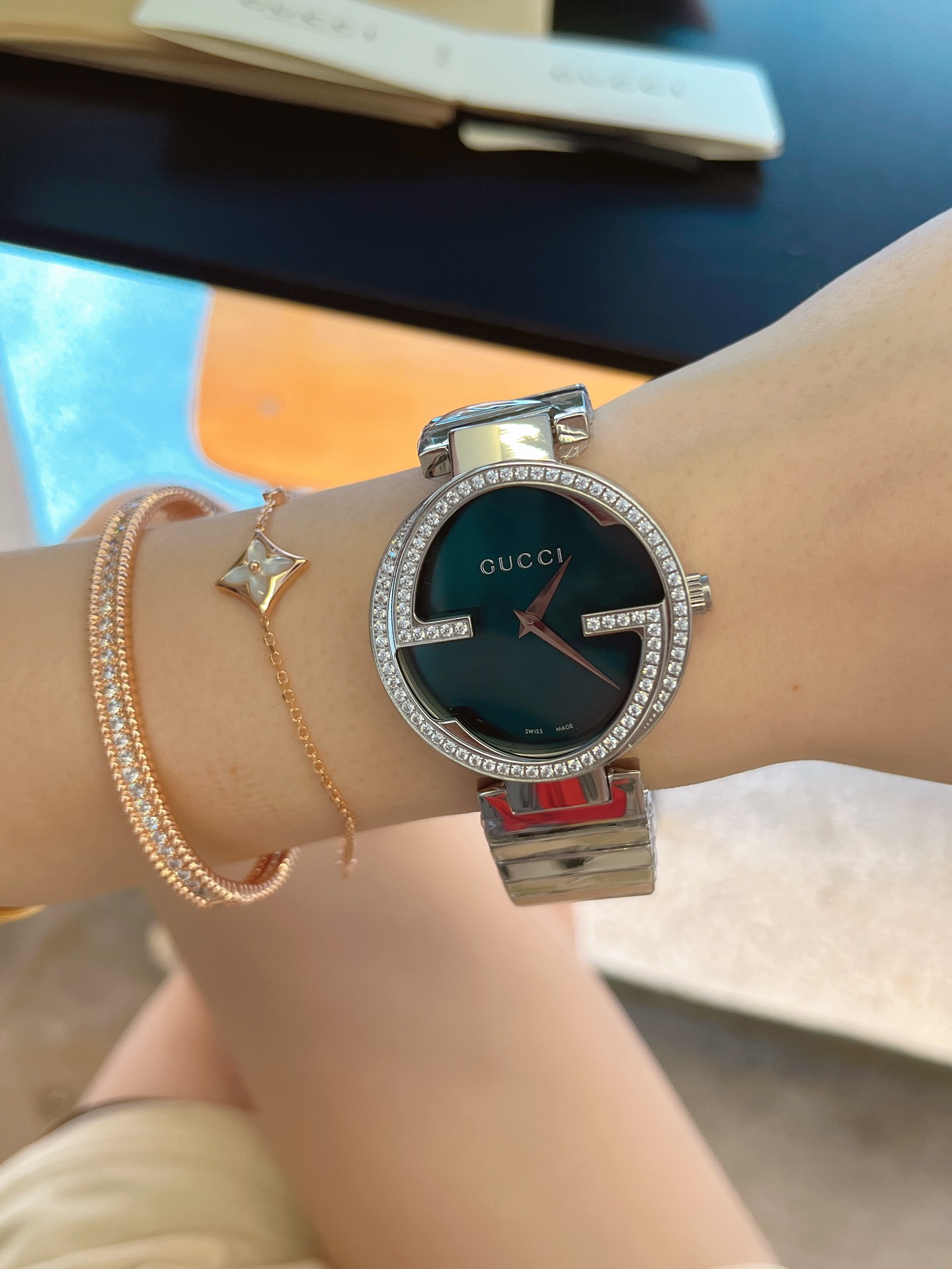 New Gucci Diamond Interlocking Double G Wristwatch: Colorful & Radiant Storm - 图片 8