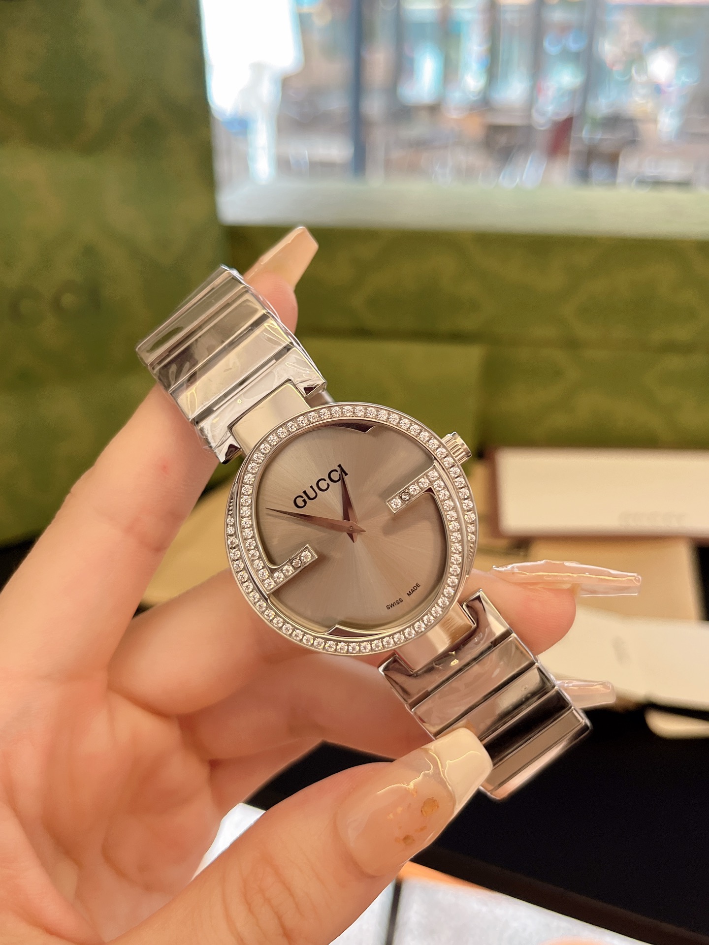New Gucci Diamond Interlocking Double G Wristwatch: Colorful & Radiant Storm