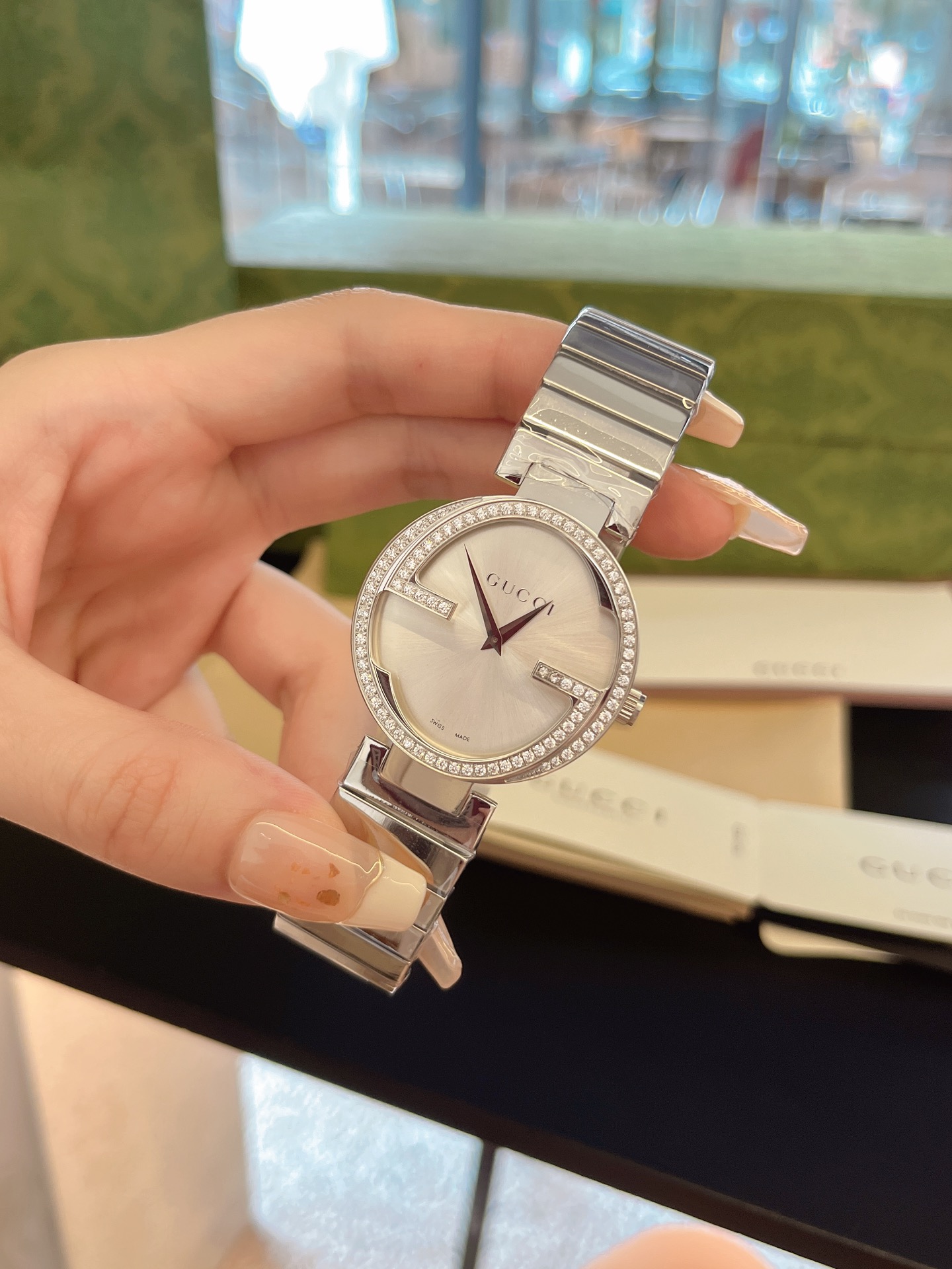 New Gucci Diamond Interlocking Double G Wristwatch: Colorful & Radiant Storm - 图片 3