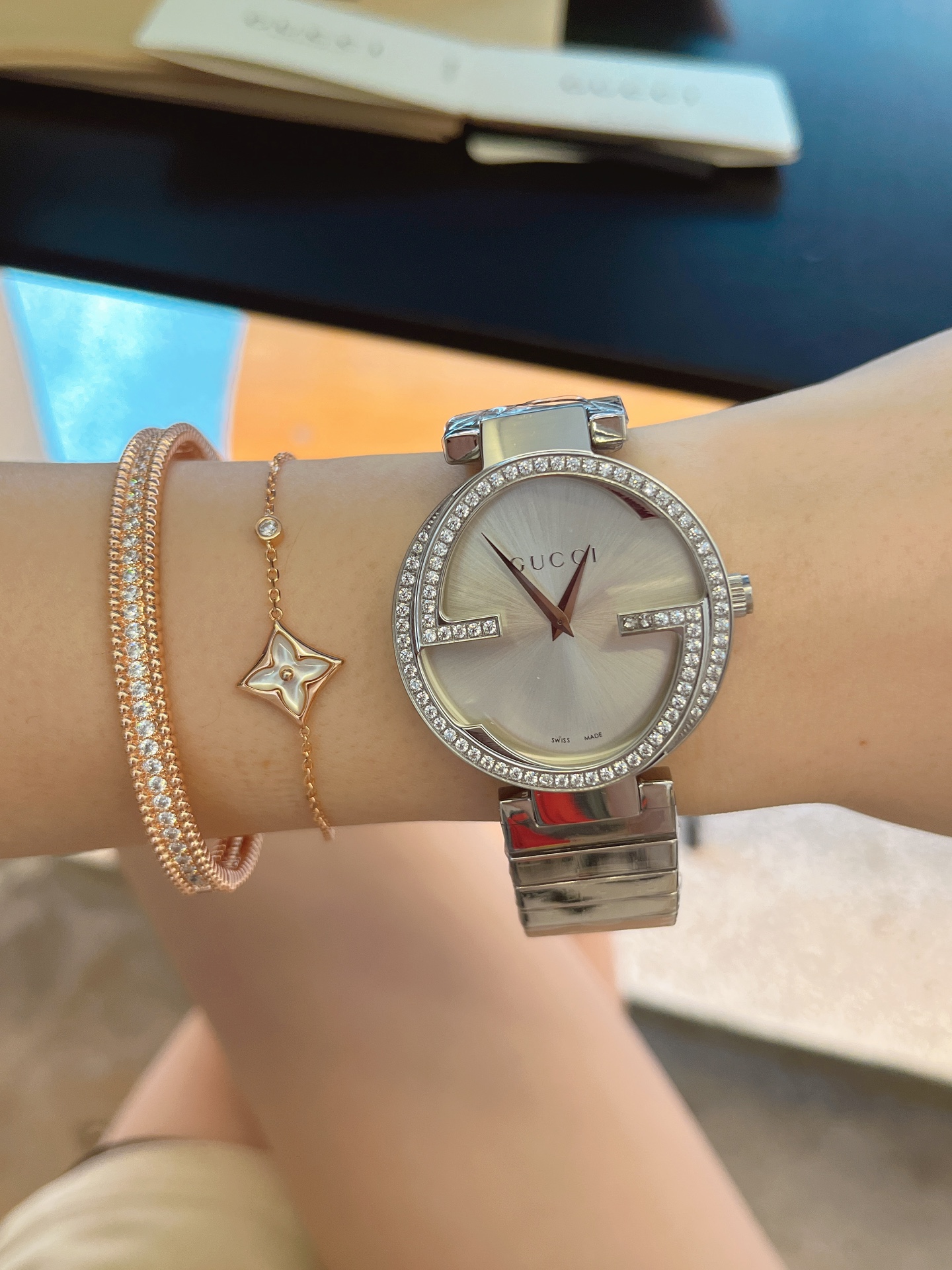 New Gucci Diamond Interlocking Double G Wristwatch: Colorful & Radiant Storm - 图片 9