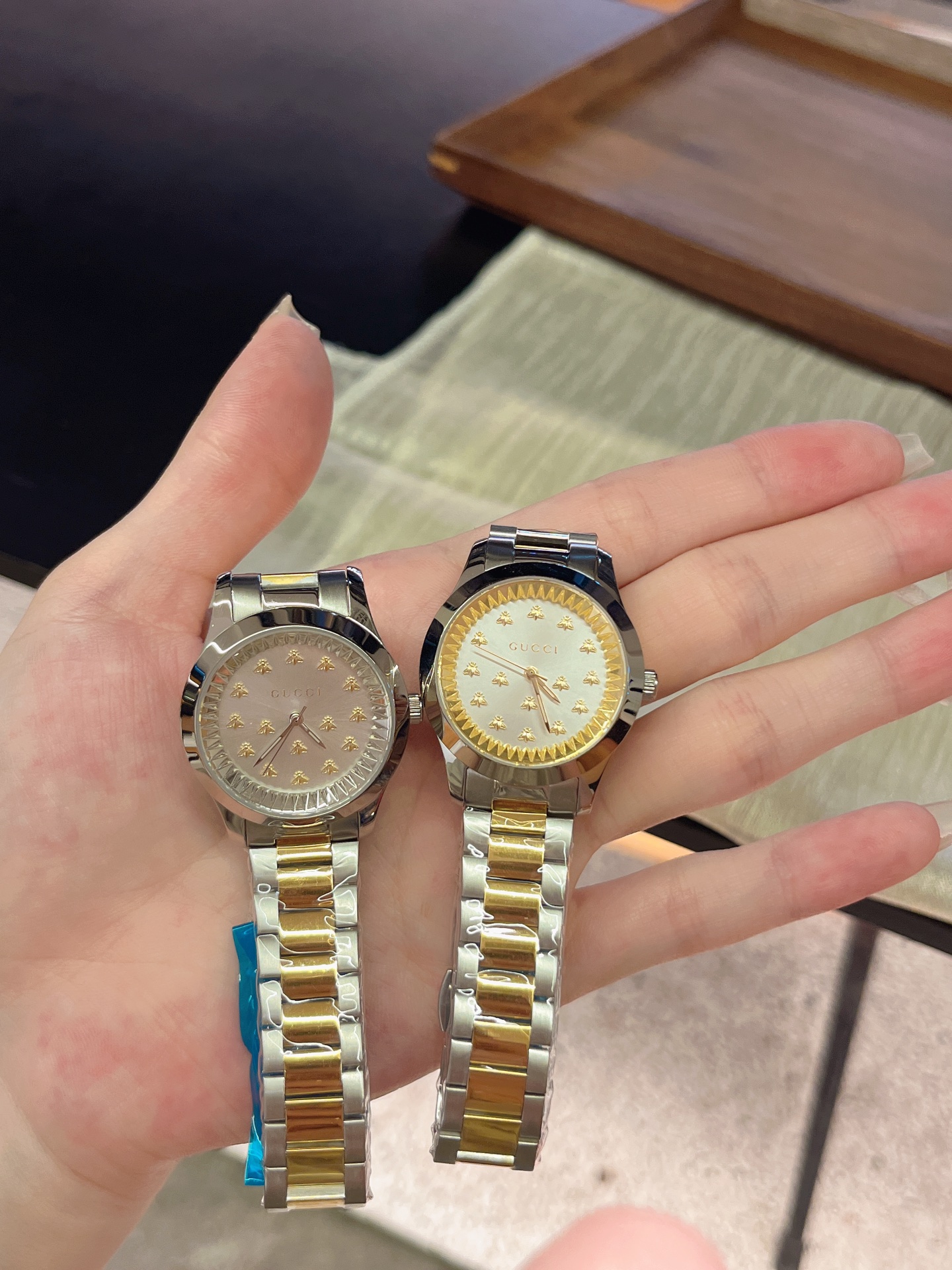 NO:392042,Large 38mm small 30mm [color] real shot, the latest Gucci Christmas limited edition This super beautiful bee face watch uses a blue lapis lazuli dial, sapphire scratch-resistant glass, and is paired with the brand's iconic cucci bee shape scale to create an outstanding blue lizard leather strap with G-Timeless watch shape, highlighting elegant taste. 8 colors can be selected.,, gucci19860909大号38mm小号30mm[色]实拍 最新款古驰圣诞限量版 这款超美蜜蜂面腕表采用蓝色青金石表盘,蓝宝石防刮玻璃,搭配品牌标志性的cucci蜜蜂形状刻度,打造出众的G-Timeless腕表造型的蓝色蜥蜴皮表带,彰显高雅品味.8个颜色可选择.,,gucci,Watch