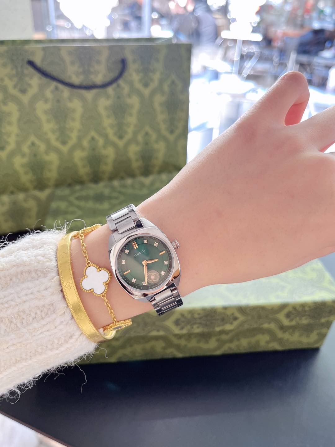 NO:394229,GUCCI interlocking series new watches. The original camera is straight out. The real thing is superb. The exquisite and delicate rainbow colors are matched with dazzling diamond dial. Simple but not simple!  It's really not too beautiful. 5 color choices. Size 29mm. Close your eyes and enter, gucci19860909GUCCI interlocking 系列新款腕表.原相机直出 实物超赞 精致细腻的彩虹颜色搭配闪耀夺目的钻石表盘 简约而不简单！真的不要太美啦5个颜色选择 尺寸29mm.闭眼入,,gucci,Watch