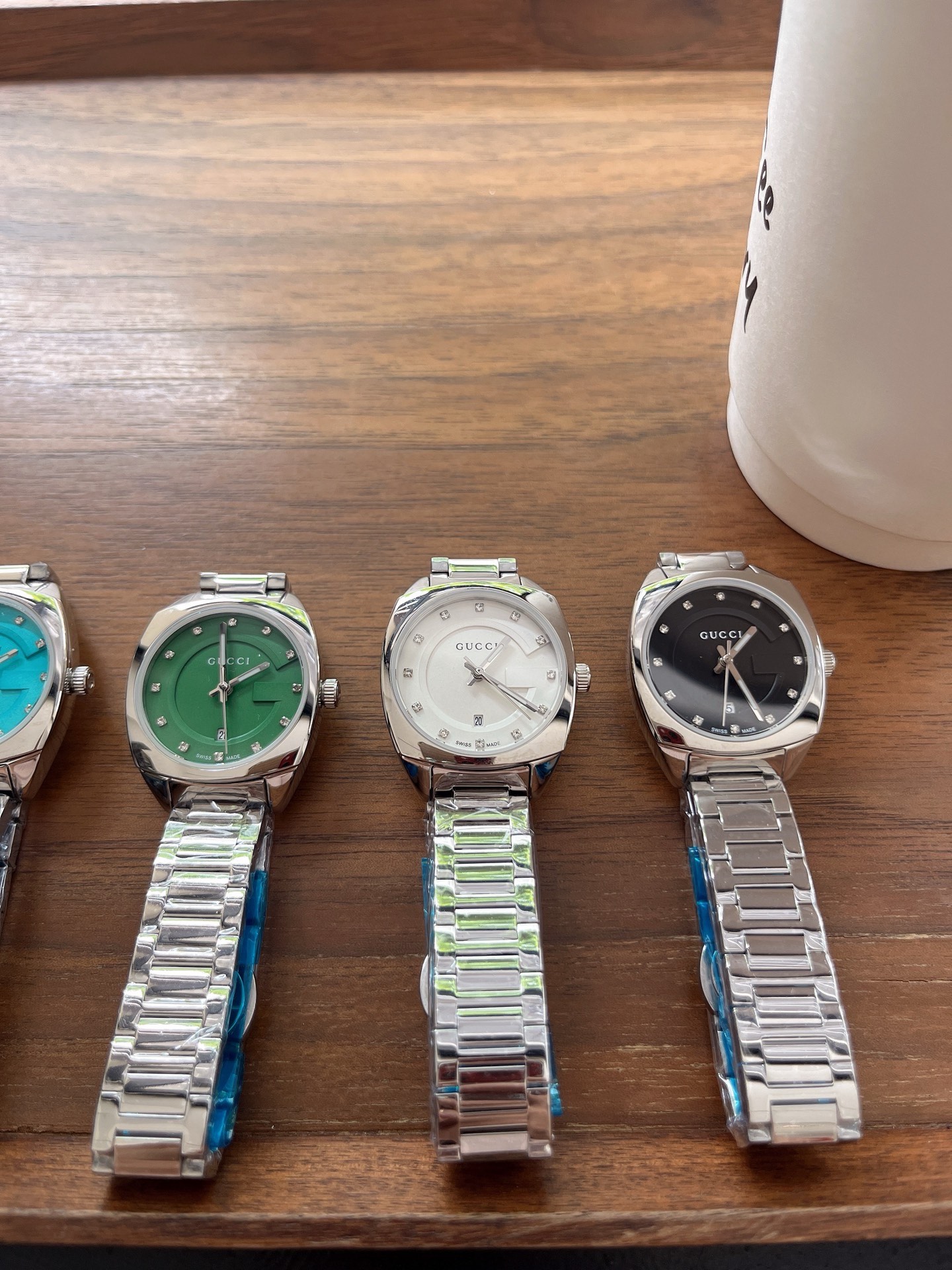 NO:392033,GUCCI interlocking series new watches. The original camera is straight out. The real thing is superb. The exquisite and delicate rainbow colors are matched with dazzling diamond dial. Simple but not simple!  It's really not too beautiful. 5 color choices. Size 29mm. Close your eyes and enter, gucci19860909GUCCI interlocking 系列新款腕表.原相机直出 实物超赞 精致细腻的彩虹颜色搭配闪耀夺目的钻石表盘 简约而不简单！真的不要太美啦5个颜色选择 尺寸29mm.闭眼入,,gucci,Watch