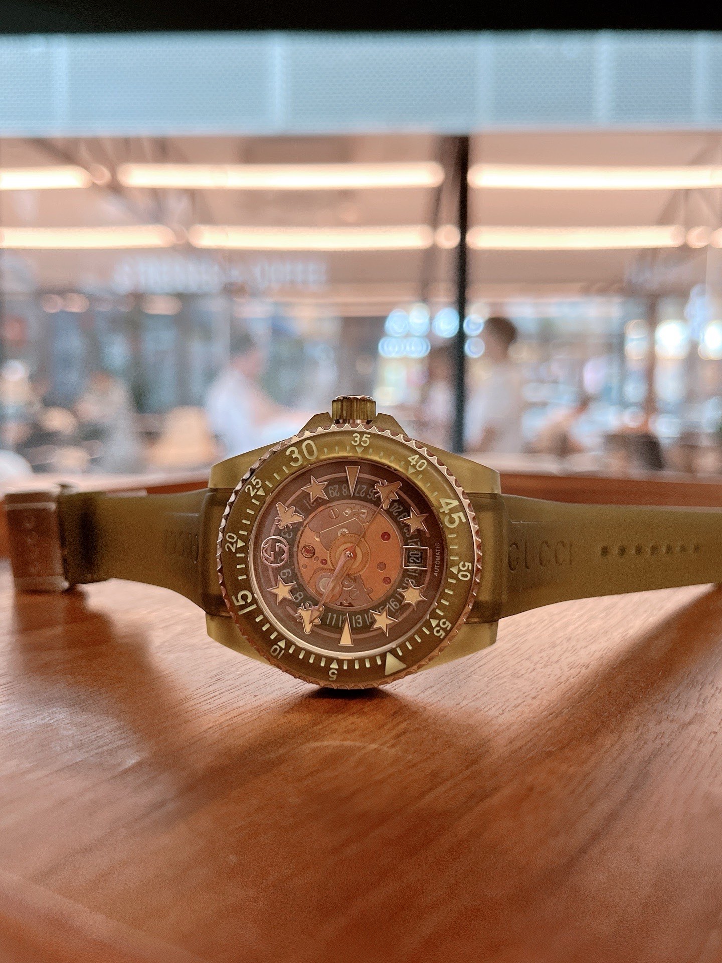 NO:392028,Gucci DIVE This series of watches is inspired by the design inspiration of diving watches in fashion, cleverly uses a variety of elements to interpret the theme of 'environmental protection'. Made of renewable steel and bio-based rubber materials, the bio-based content of the strap and case is 46 and 65 respectively. The overall neutral style is in a transparent, matte white, sea blue and natural moss green. It is decorated with the brand's iconic hour marker. The dial design incorporates a variety of elements, integrating bees, pentagrams and triangle patterns. The 12 o'clock position is the brand logo and the 6 o'clock position is the calendar display window. The center position of the dial is equipped with Japanese machinery and translucent, which presents the mechanical beauty of the movement, and the calendar digital scale can also be revealed under the hour marker. The crown position also has a brand logo pattern. The back bottom cover, oscillator and buckle are printed with the word 'Gucci'.,,gucci,gucci19860909古驰GUCCI DIVE 这款系列腕表以时尚手法演绎源自潜水表的设计灵感,巧妙运用了多种元素,诠释着“环保”主题.采用可再生精钢和生物基橡胶材料制成,表带和表壳的生物基含量分别为46和65 整体呈中性风格,有透明、哑光白色、海蓝色和天然苔藓绿色可选,同时饰以品牌标志性时标.表盘设计融入了多种元素,集合了蜜蜂、五角星以及三角形图案,12点位置为品牌logo,6点位置为日历显示窗.搭载日本机械、半透明的表盘中心位置呈现出机芯的机械美感,时标之下还能透露出日历数字刻度.表冠位置同样有品牌logo图案.背面底盖、摆陀以及表扣则印有“Gucci”字样标识.,,gucci,gucci,Watch