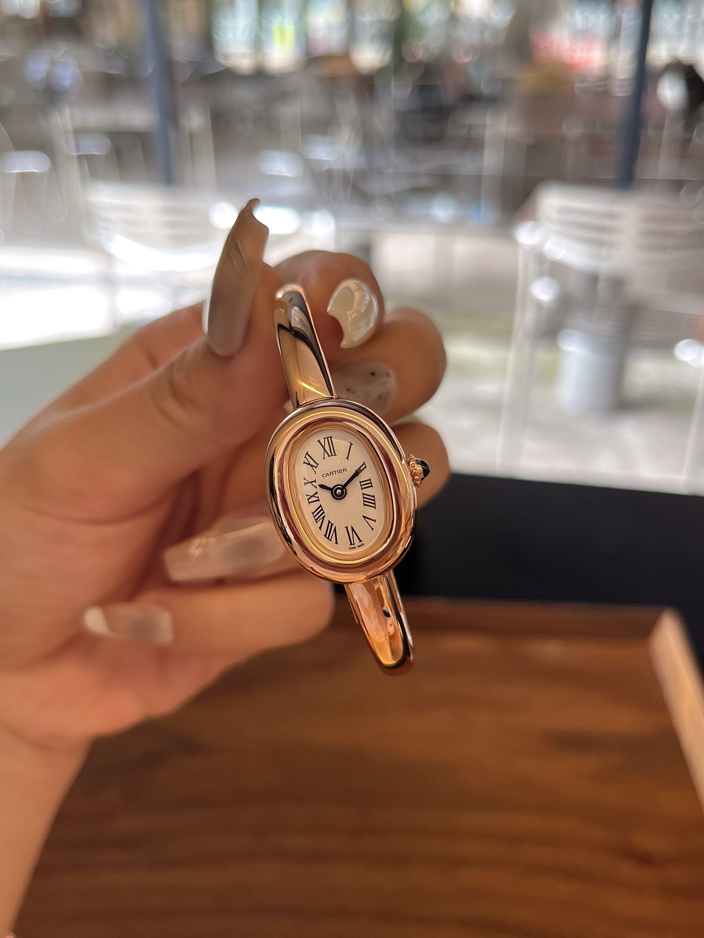 玫瑰金 黄金 两色🔥手围16 长24.6 宽18.7  厚7.5 ，升级手环链接处市场唯一不漏缝隙。外观手环形态跟官方一比一，市场唯一一家能做到跟官方一致。
新款浴缸手镯表，卡家经典之作浴缸系列。 Baignoire 全新“浴缸”手镯腕表，mini表壳
手围尺寸16mm 
细节非市场冒充厂粗糙做工 手镯围度做得真的是超超超好！小巧别致叉夺人眼球，时髦中更透露一丝奢华，实物拿到手的时候大吃一惊，颜值高 ！椭圆外型的感觉正是典雅欧风浴缸形状，这也太好看了吧！Baignoire浴缸系列腕表，柔和的线条、表耳以及华贵气质赋予腕表极致平衡的观感。腕表隽永经典，尽显法式优雅，深受女性青睐。小号表款，精钢表壳，剑形蓝钢指针，蓝宝石水晶镜面。卡地亚腕表重新演绎传统圆形腕表造型，将圆形延伸为椭园形。腕表从极具几何特色的简约椭圆形汲取灵感，采用圆润丰盈的椭圆廓形，尽彰柔美风情。