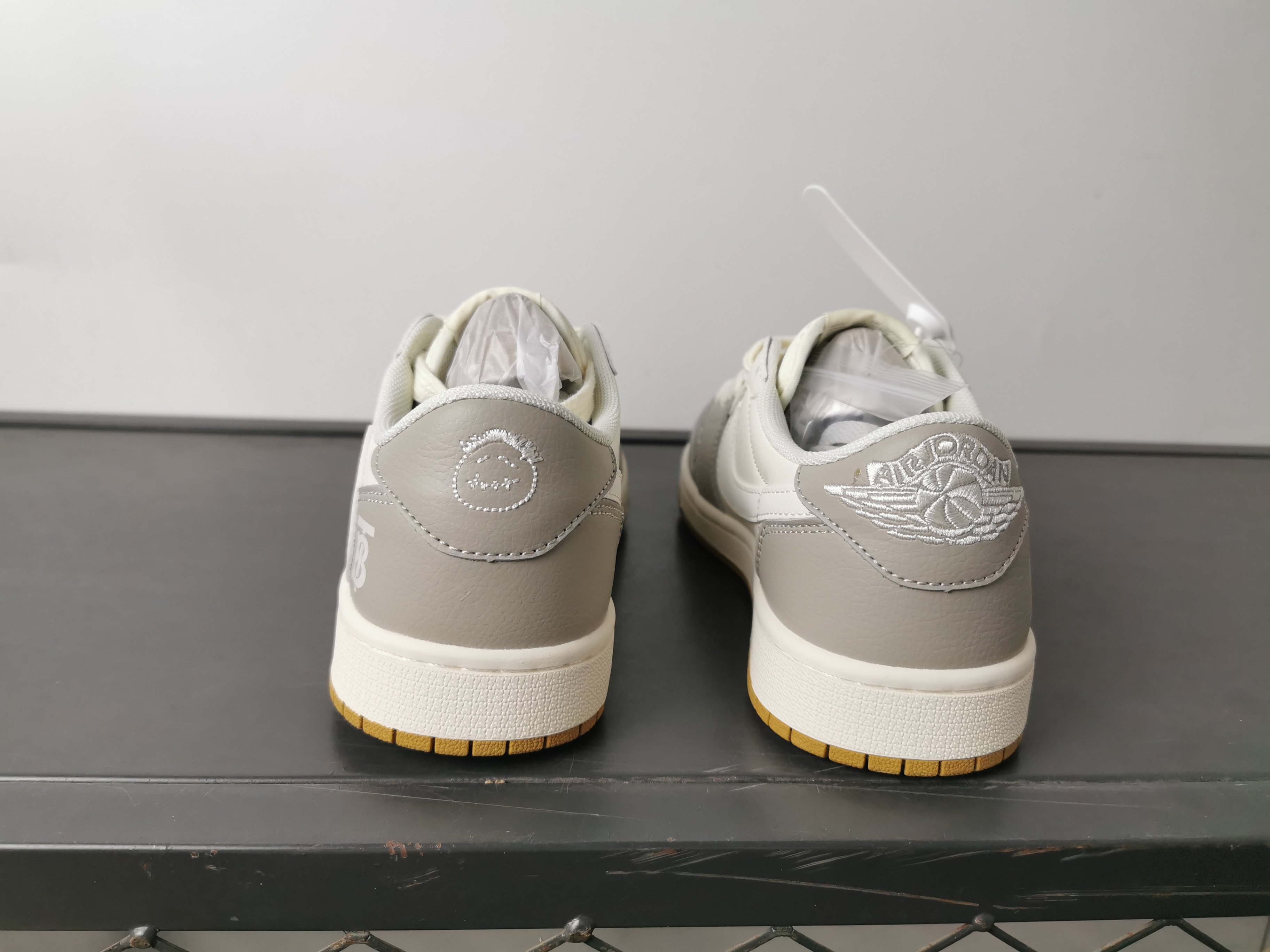 Burberry Low-Top Leather Sneakers in Gray and White for Men and Women 4 a1745906496042 5816