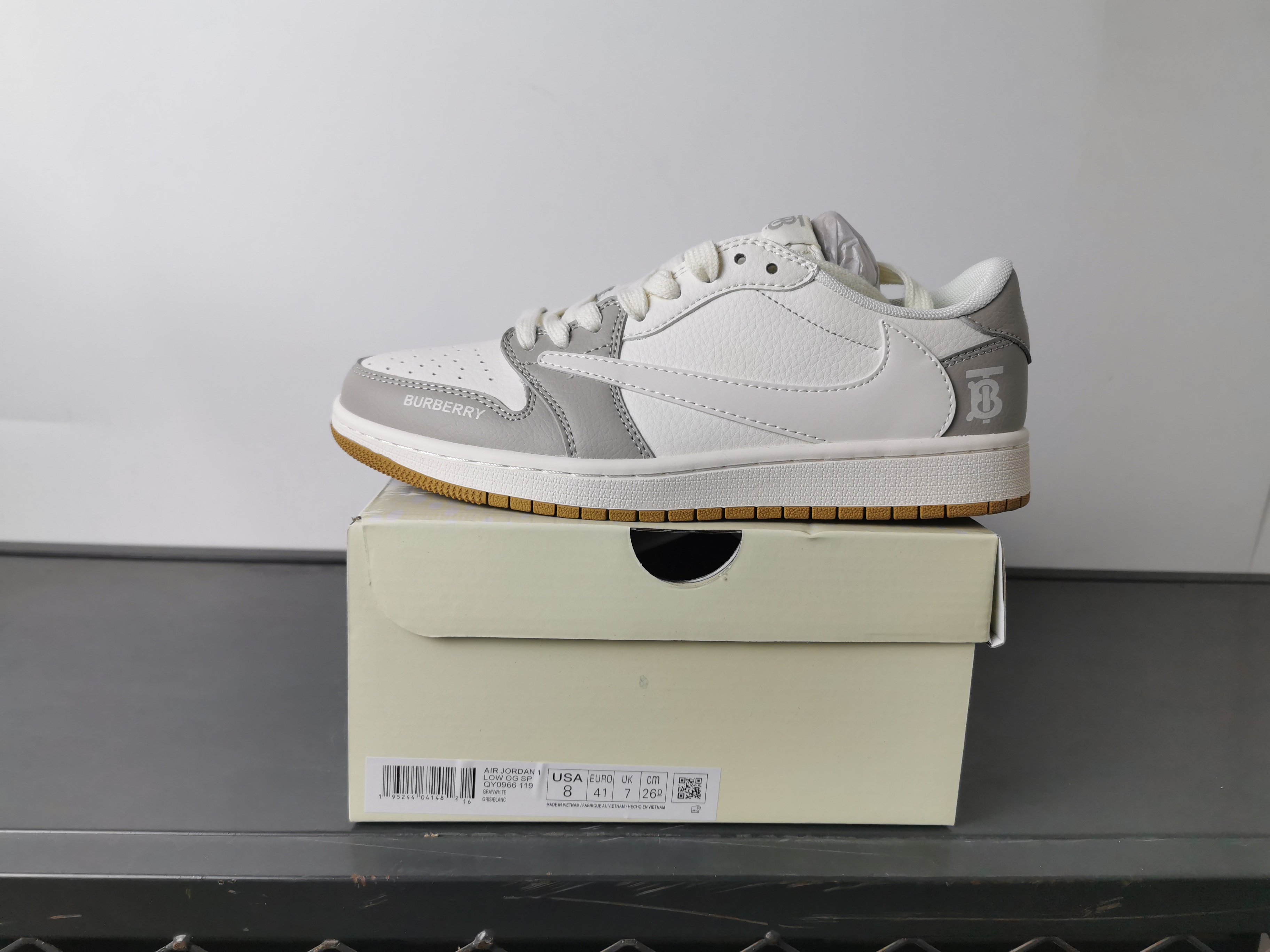 Burberry Low-Top Leather Sneakers in Gray and White for Men and Women 10 a1745906497361 1417