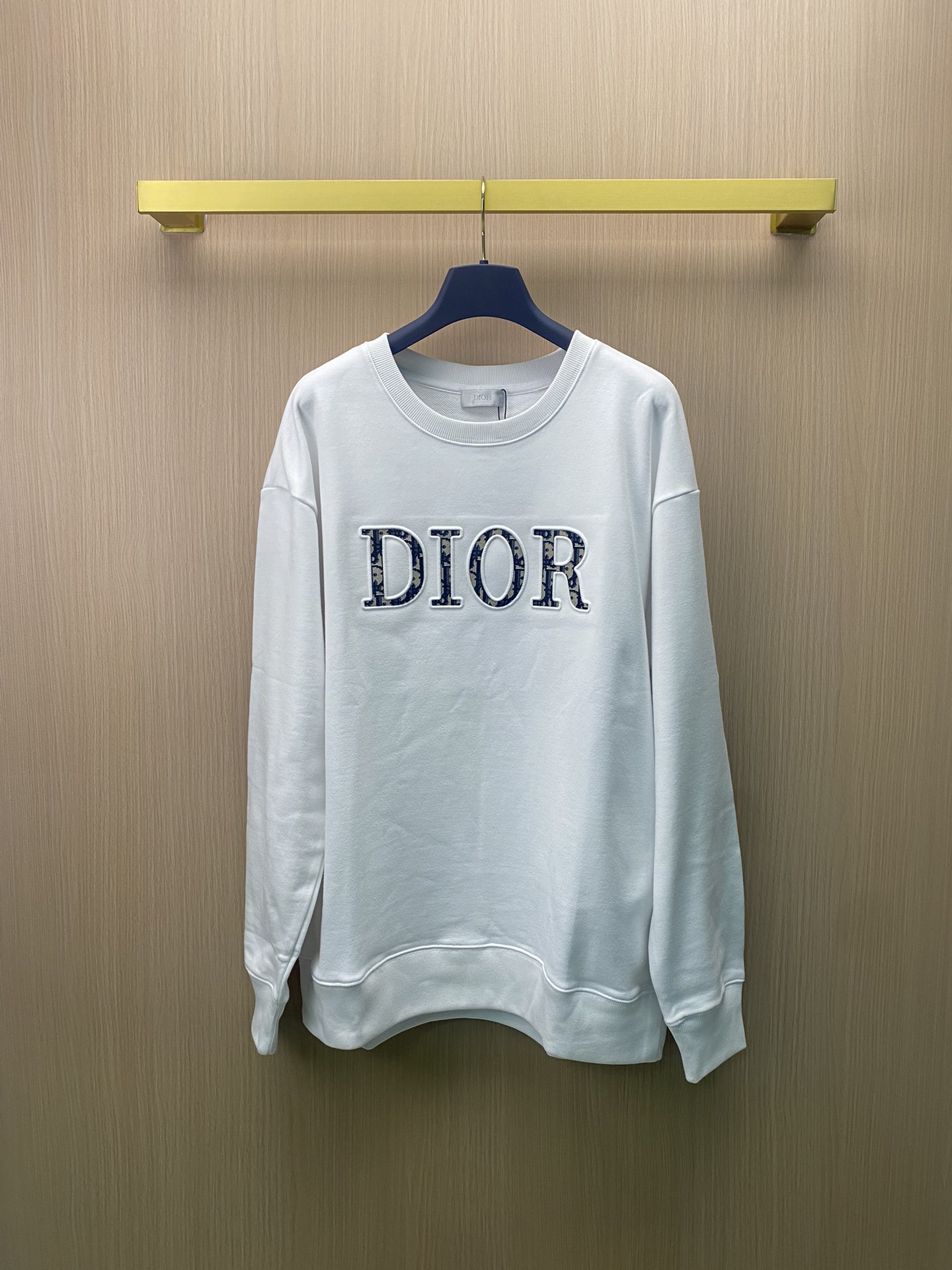 Nueva sudadera de cuello redondo para parejas con letras bordadas y patchwork de Dior Dior 2024. El tejido está confecc…