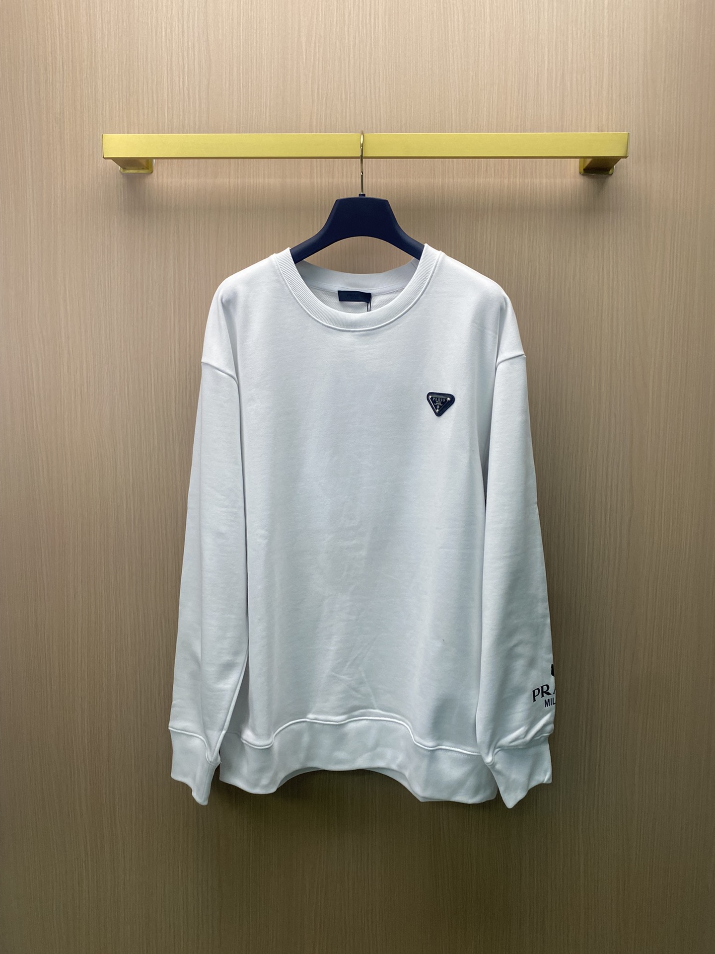Prada sudadera de cuello redondo con letras en el cuello y insignia triangular de la nueva colección 24ss, tela con imp…