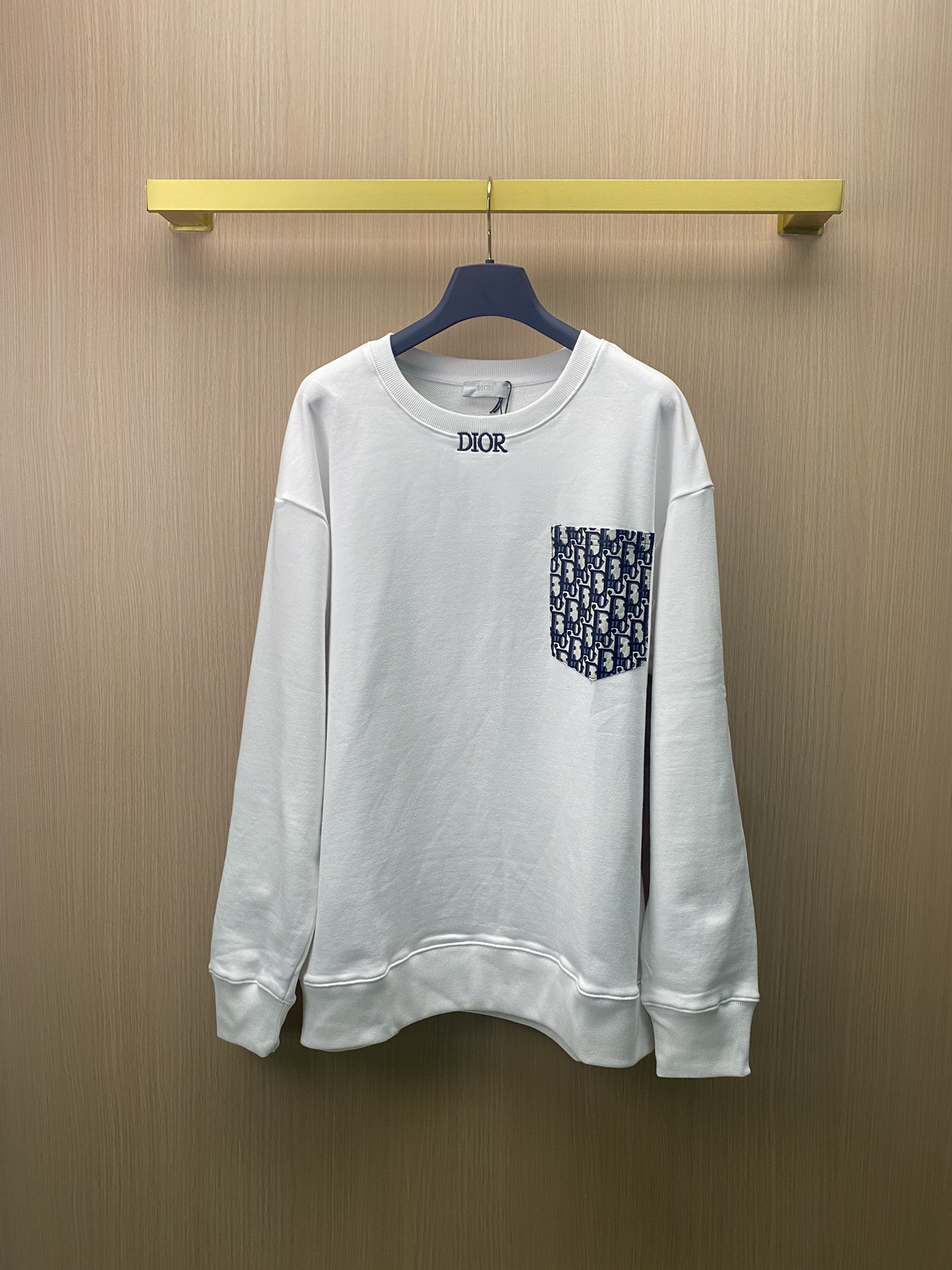 La nueva sudadera para pareja con cuello redondo y bolsillo bordado de Dior Dior adopta la tecnología de impresión digi…