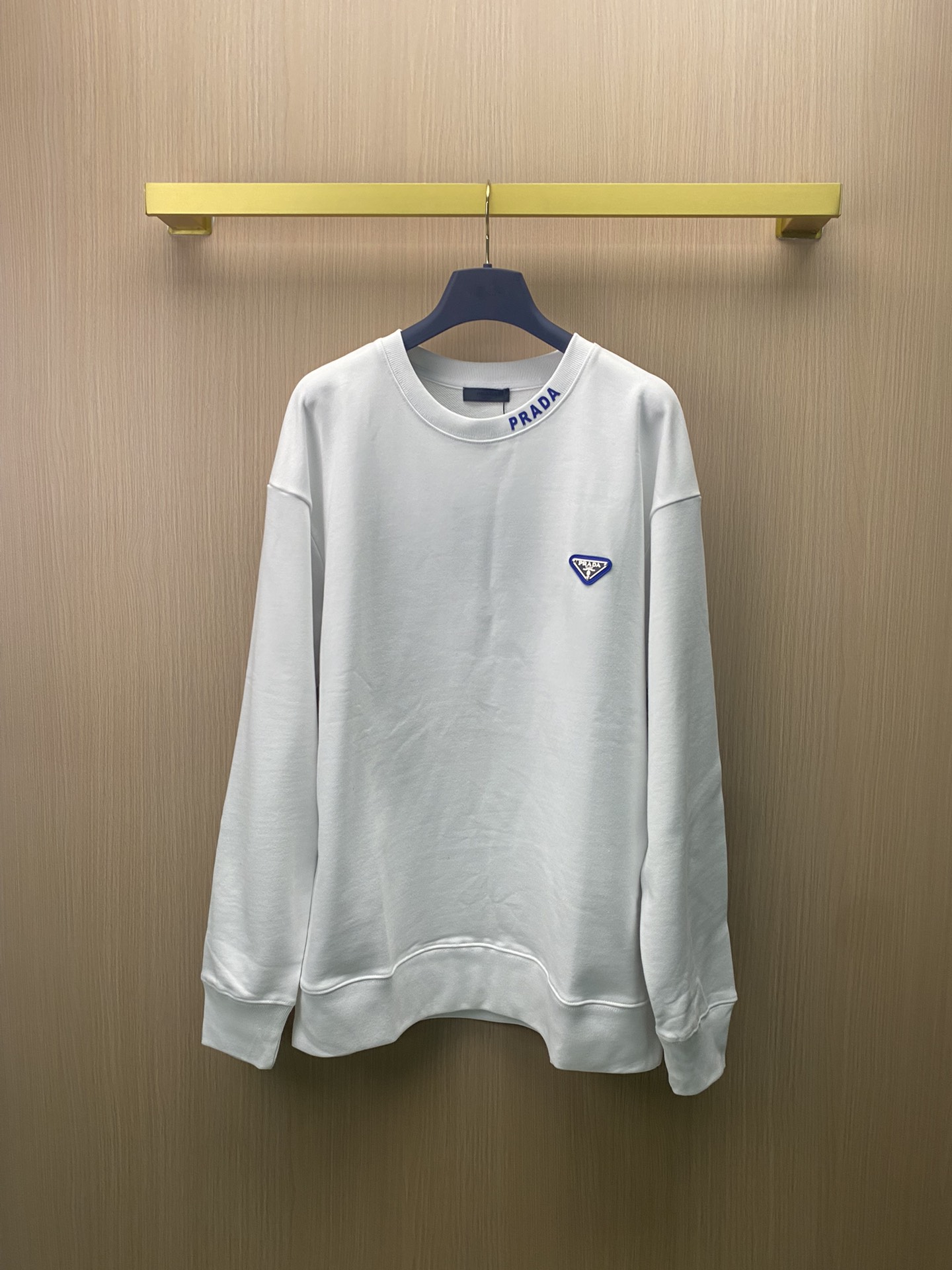 Prada sudadera de cuello redondo con letras en el cuello y insignia triangular de la nueva colección 24ss, tela con imp…