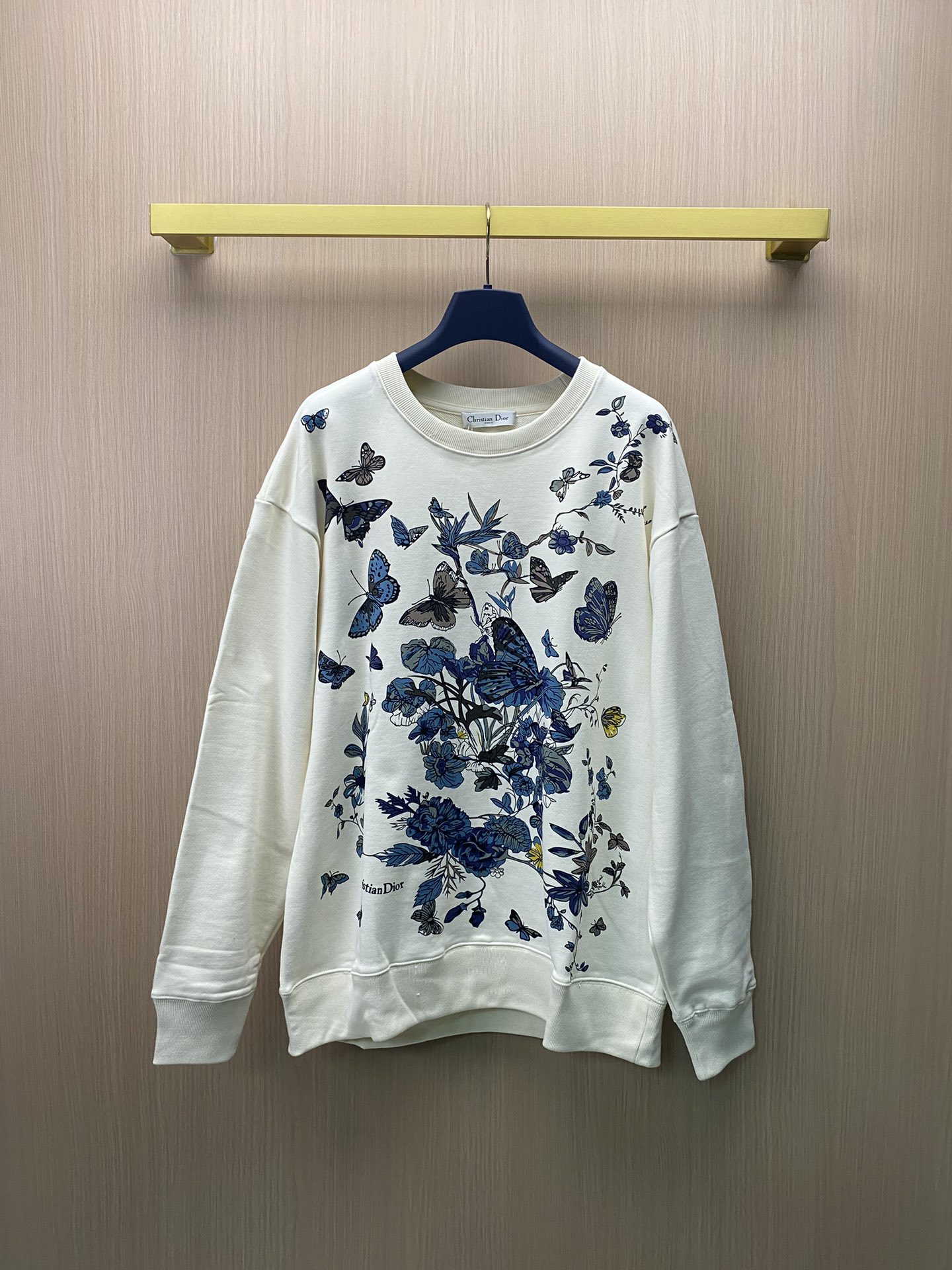 La nueva sudadera con cuello redondo de la pareja de mariposas y flores de Dior Dior. La tela está impresa digitalmente…