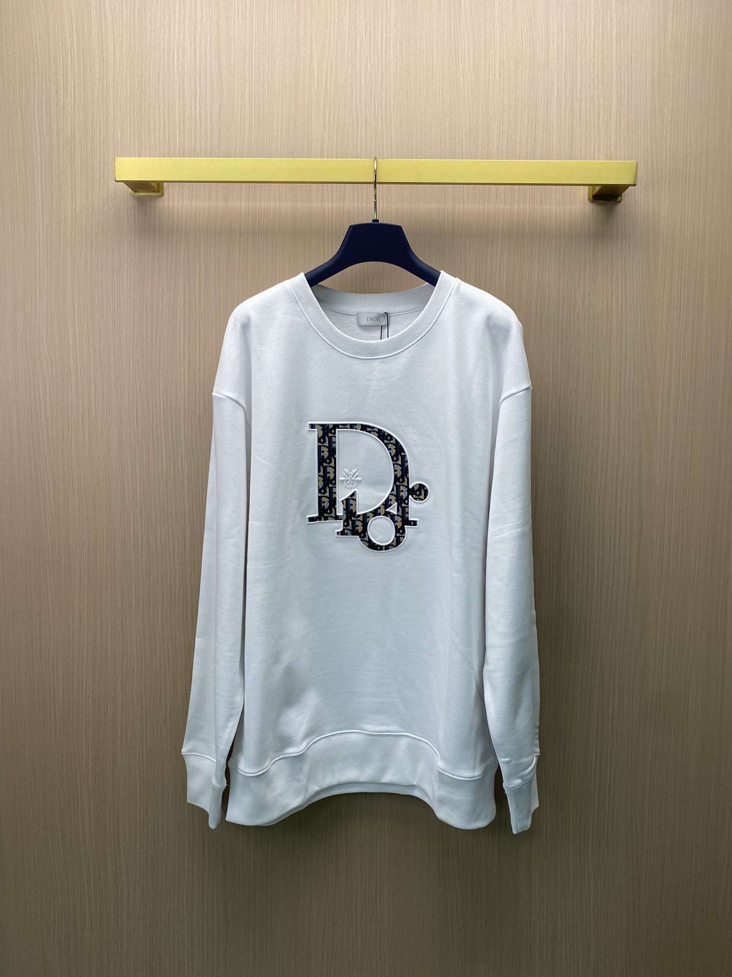 La nueva sudadera de cuello redondo con logo bordado de Dior Dior adopta la tecnología de impresión digital directa. El…