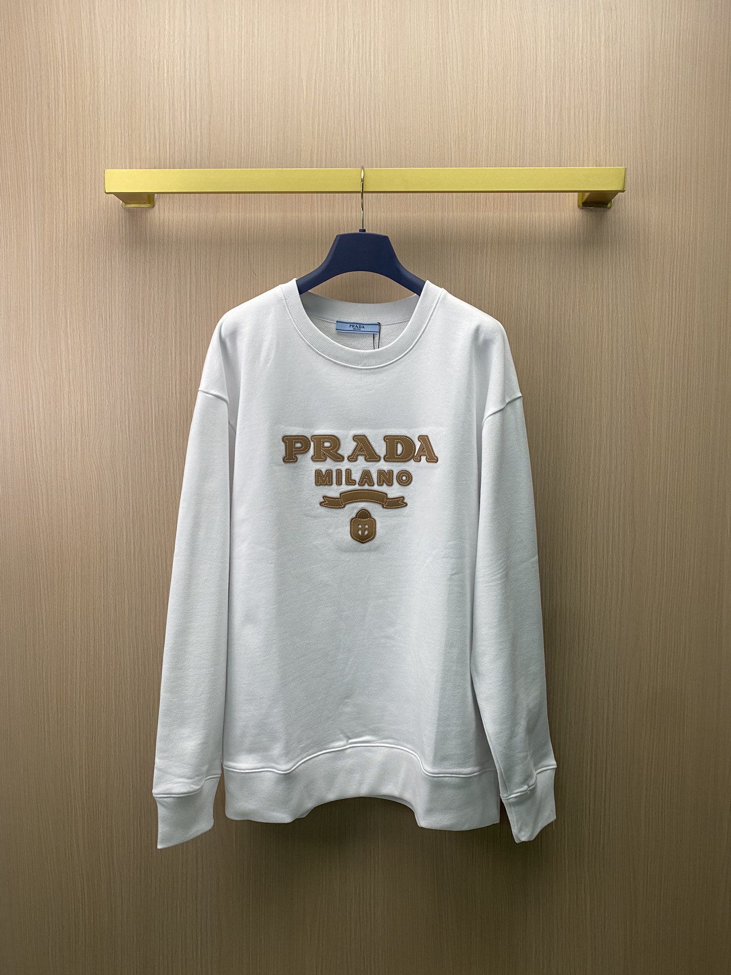 Prada nueva sudadera de cuello redondo para parejas con letras de parche de cuero, tela con impresión digital directa, …