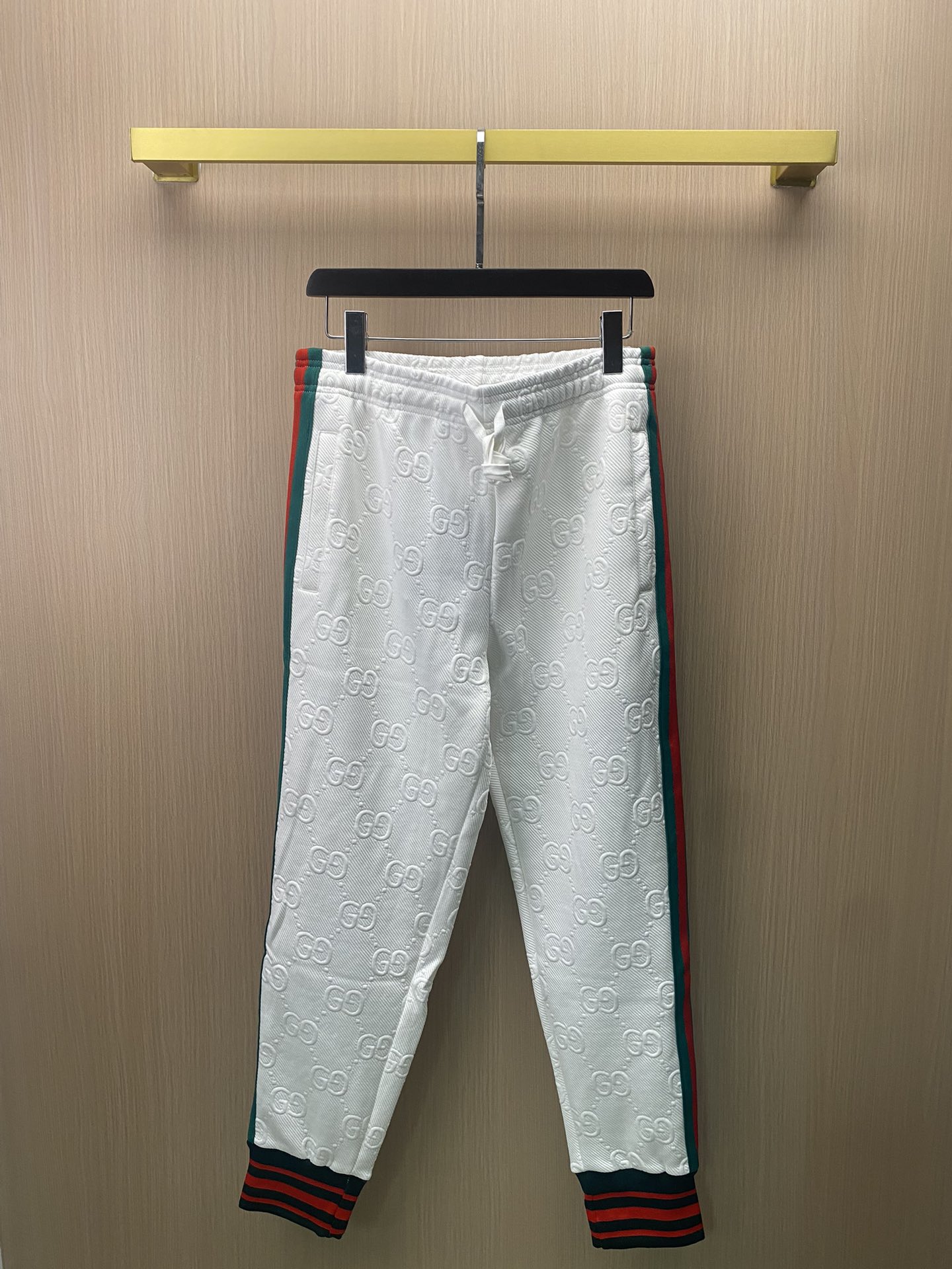 Gucci 2024 nuevo estilo pantalones largos unisex con logo impreso en relieve en toda la superficie, tela personalizada,…
