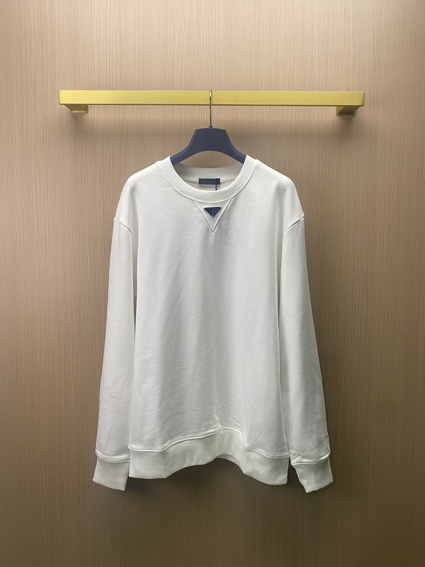 Prada sudadera de cuello redondo con insignia triangular en el cuello de la nueva colección 24ss, tela con impresión di…