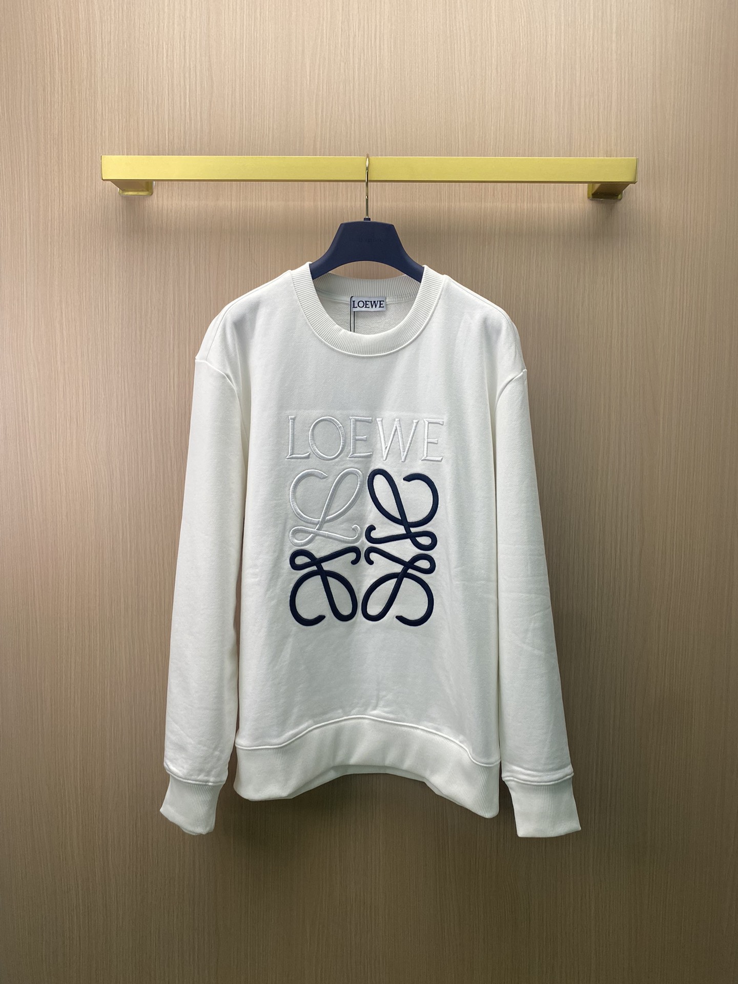 🅿️125 loewe罗意威 2024秋季经典拼色anagram刺绣棉质圆领卫衣 采用24支特纺紧密棉面料，克重380g，大型徽标采用进口定染材质绣线，具有光泽感的丝光绣线对版定染，与面料色泽一致，均匀有光泽度。刺绣内芯发泡棉，立体造型…