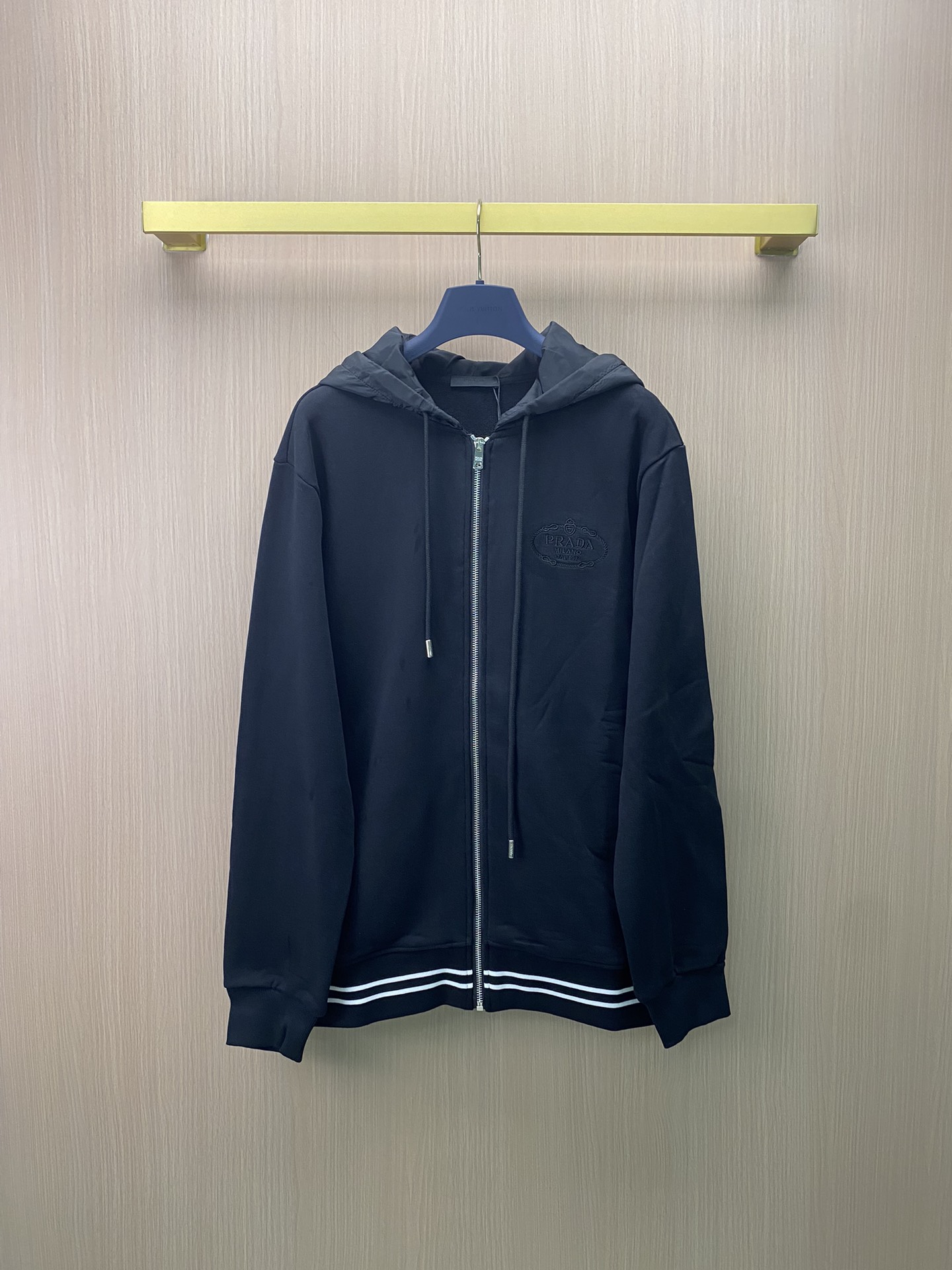 Prada 24ss nueva sudadera con capucha y cremallera con logo bordado, confeccionada con tela de 460 gramos, el más nuevo…