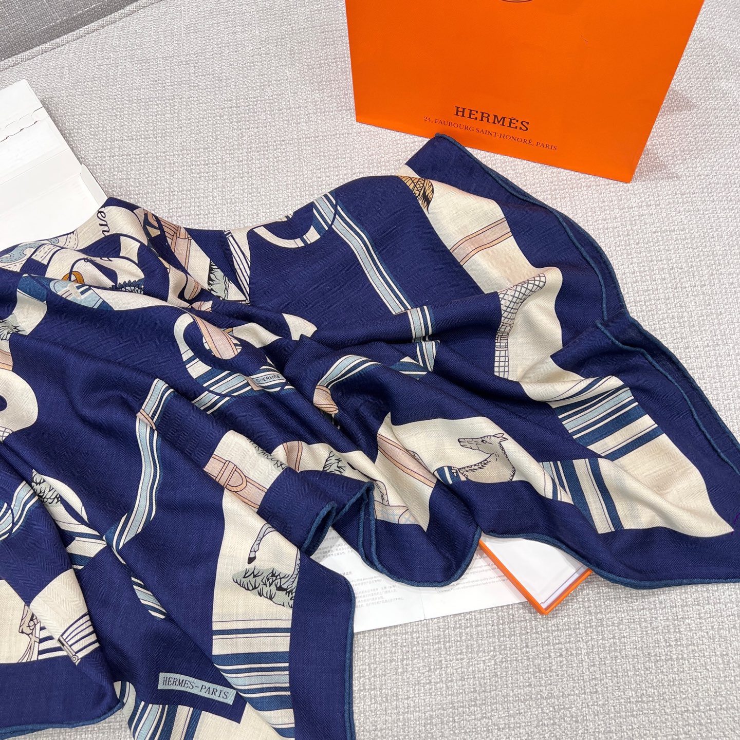 Шарф Hermes "Эперон д'Ор", кашемир и шёлк, 136x137 см Hermès