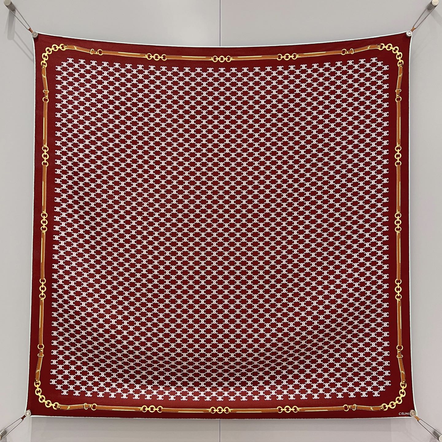 𝐂𝐞𝐥𝐢𝐧𝐞 • ꫛꫀꪝ《链条⛓标识方巾》 酒红色Size：90x90cm 100%真丝 非常经典且具有