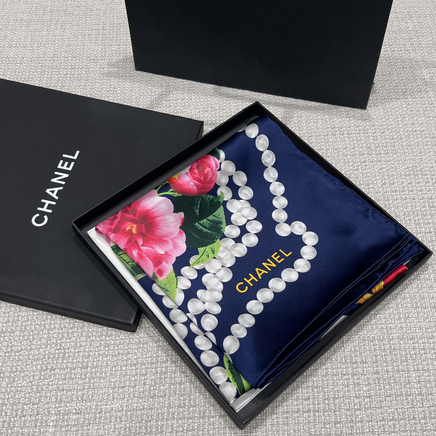 Chanel 𝐂𝐡𝐚𝐧𝐞𝐥 • 𝟐𝟔𝐂 《 花卉高级珠宝 》藏蓝色