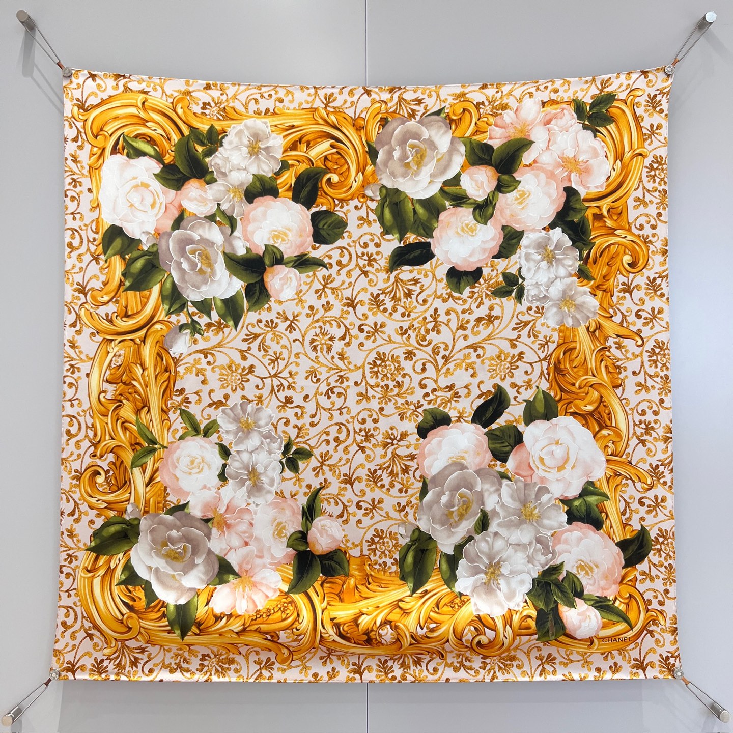 Chanel 𝟐𝟔𝐂 花卉 黄金