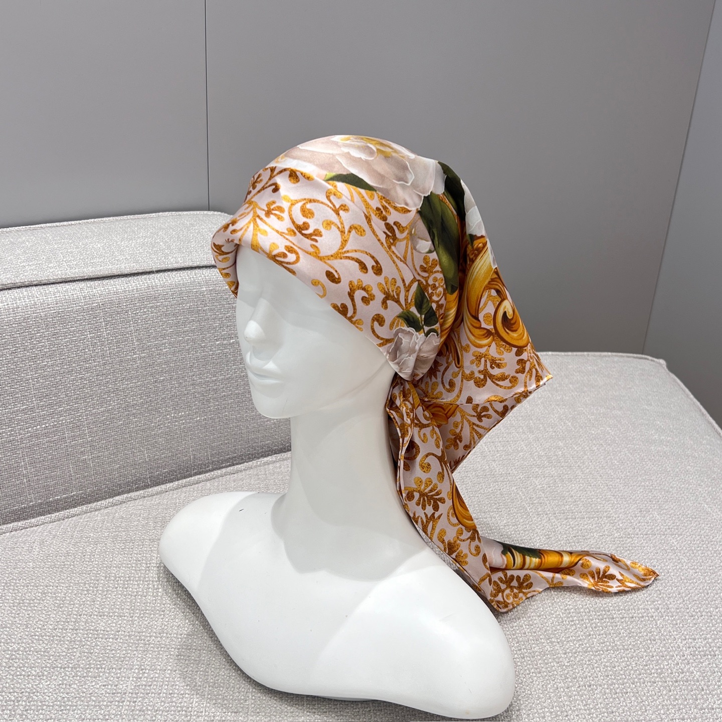Chanel 𝟐𝟔𝐂 花卉 黄金