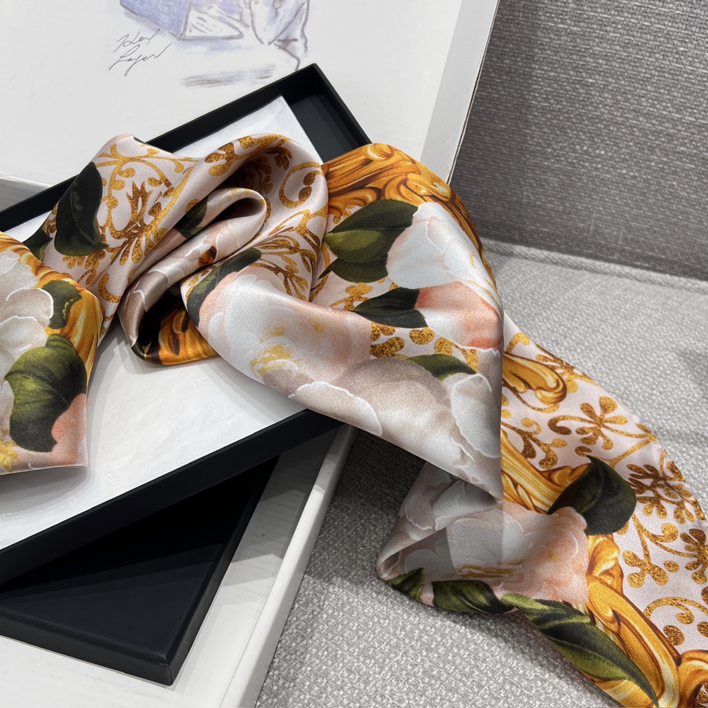 Chanel 𝟐𝟔𝐂 花卉 黄金