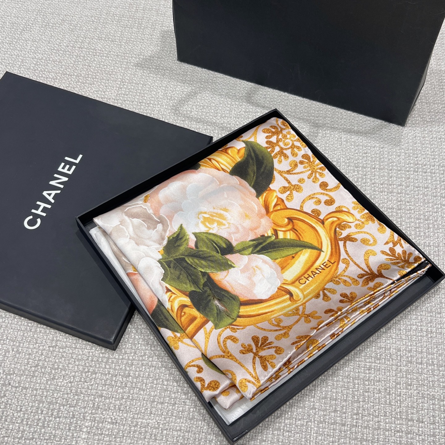 Chanel 𝟐𝟔𝐂 花卉 黄金