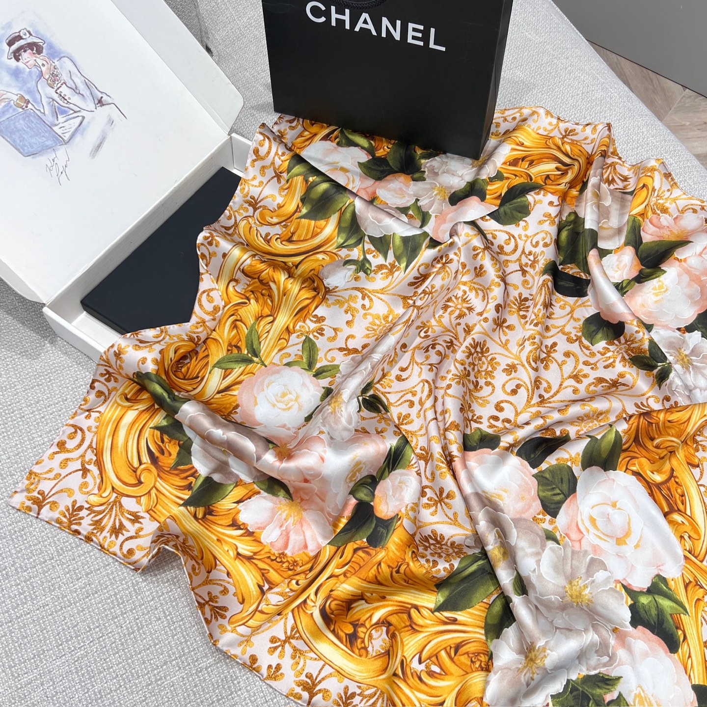 Chanel 𝟐𝟔𝐂 花卉 黄金